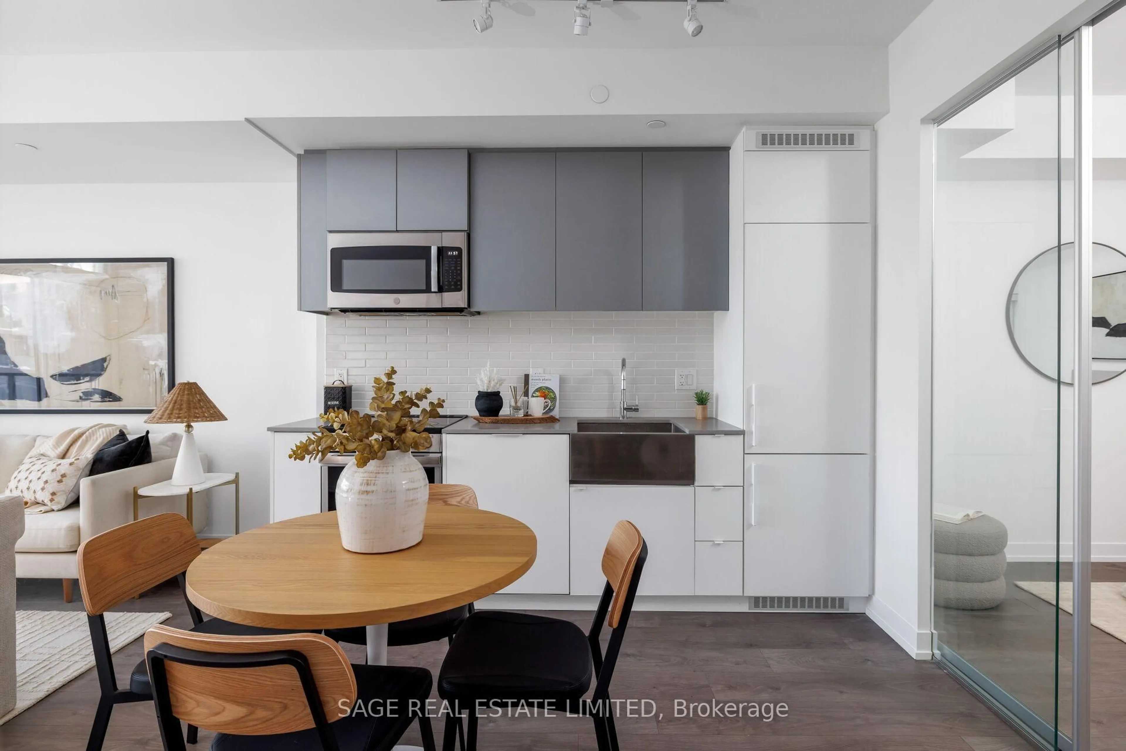 Standard kitchen, unknown for 270 Dufferin St #327, Toronto Ontario M6K 0H8