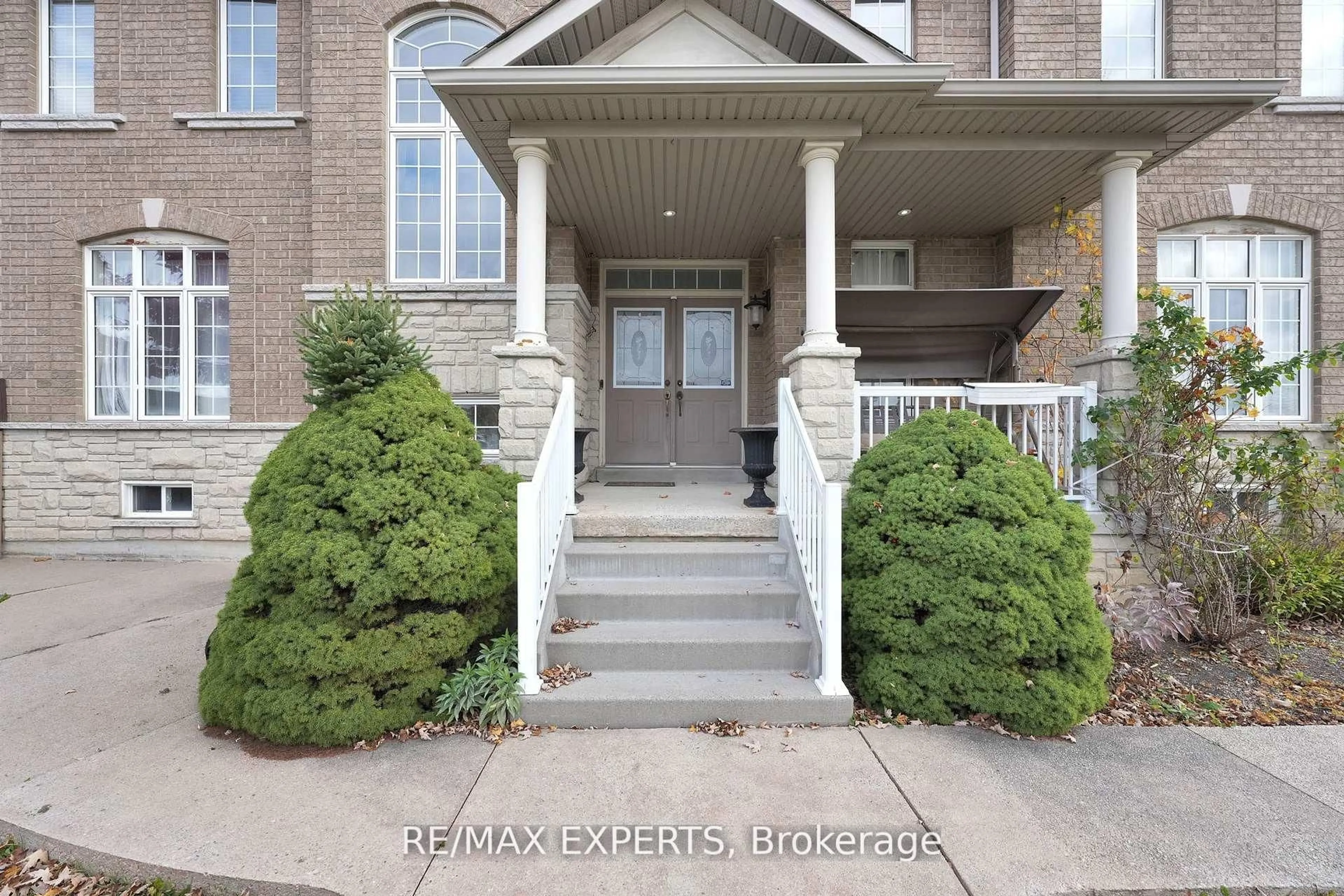 Indoor foyer for 261 Mountainash Rd, Brampton Ontario L6R 3M3