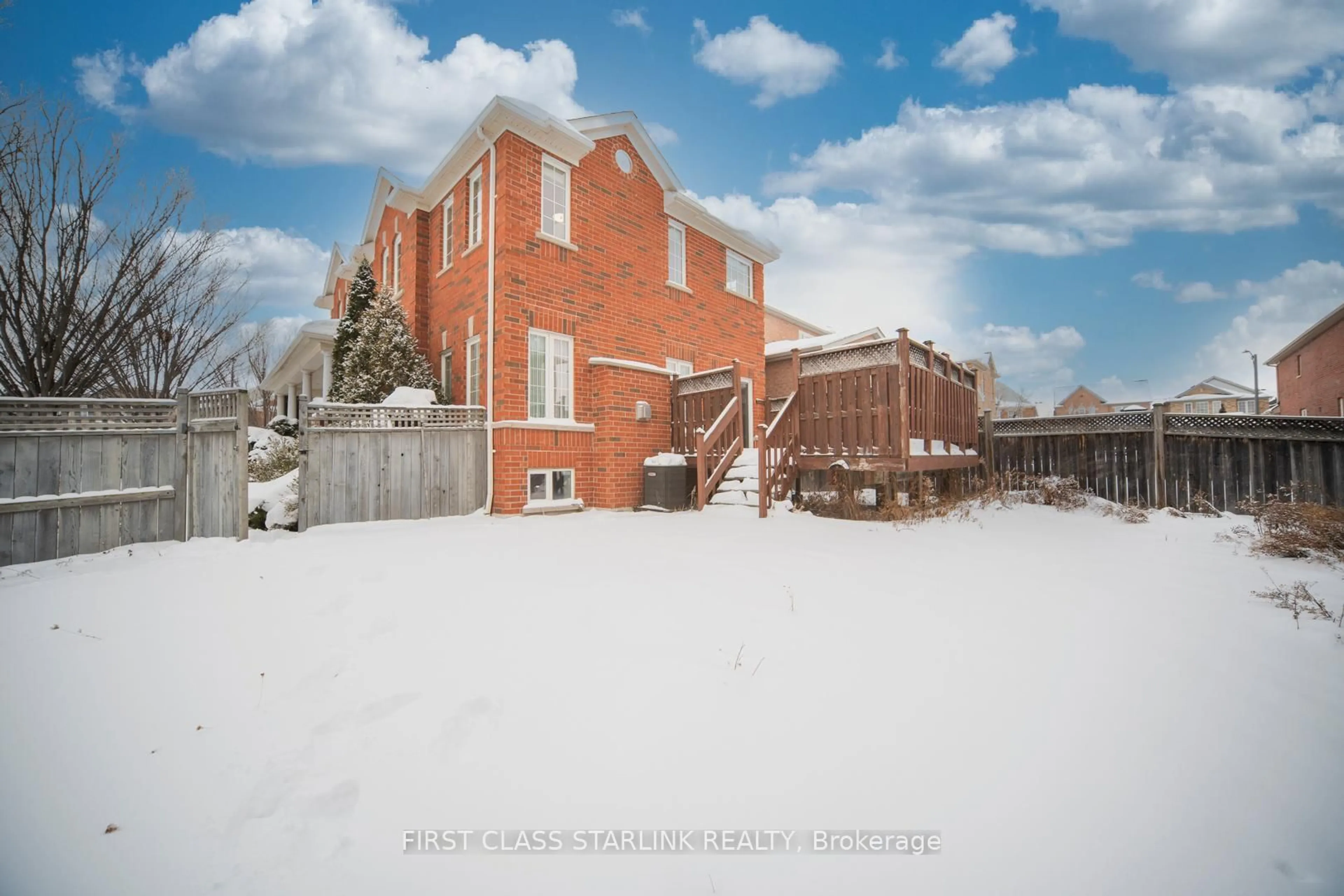 Patio, building for 3361 Chief Mbulu Way, Mississauga Ontario L5M 0H7