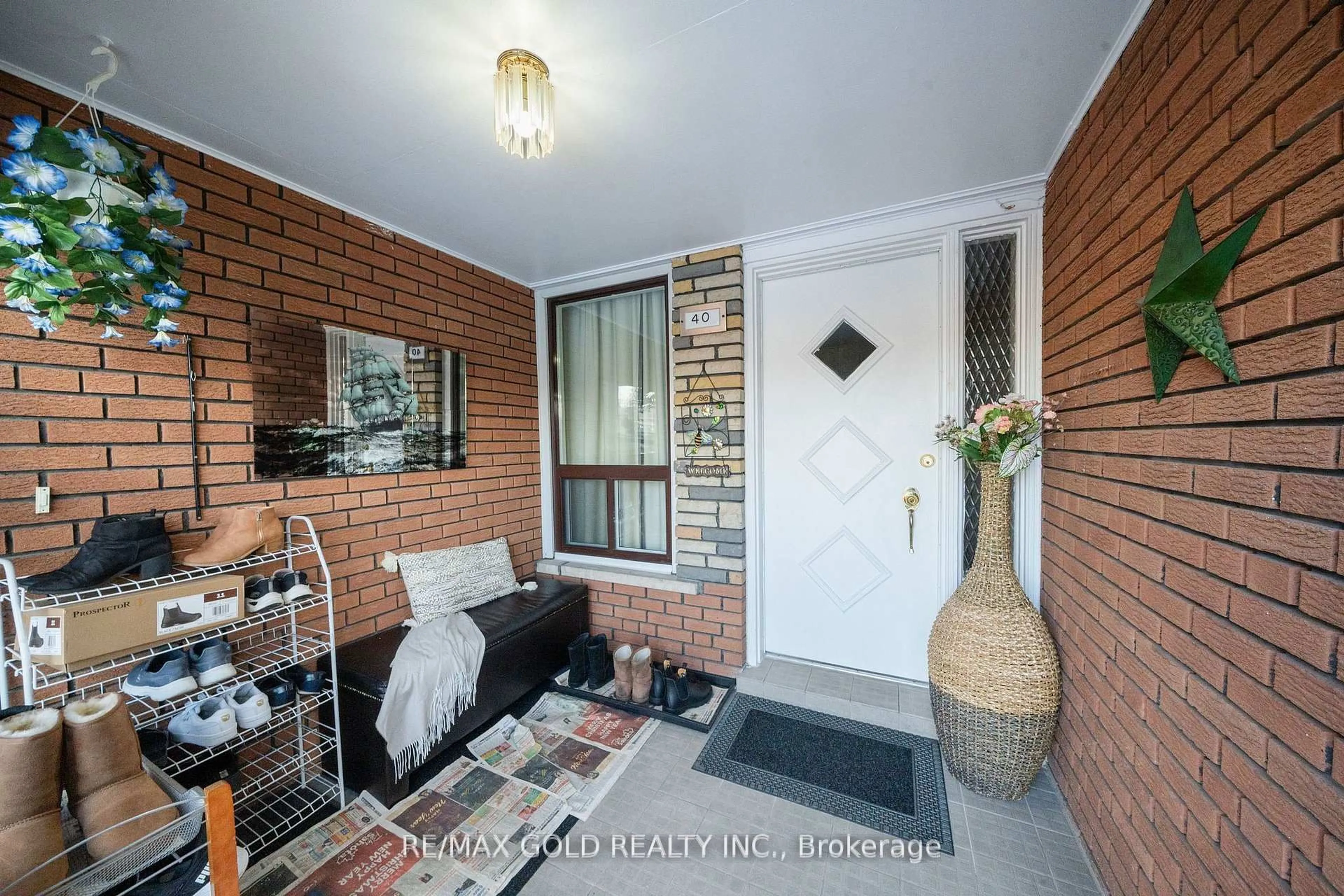Indoor entryway for 40 Maryhill Dr, Toronto Ontario M9V 3C2