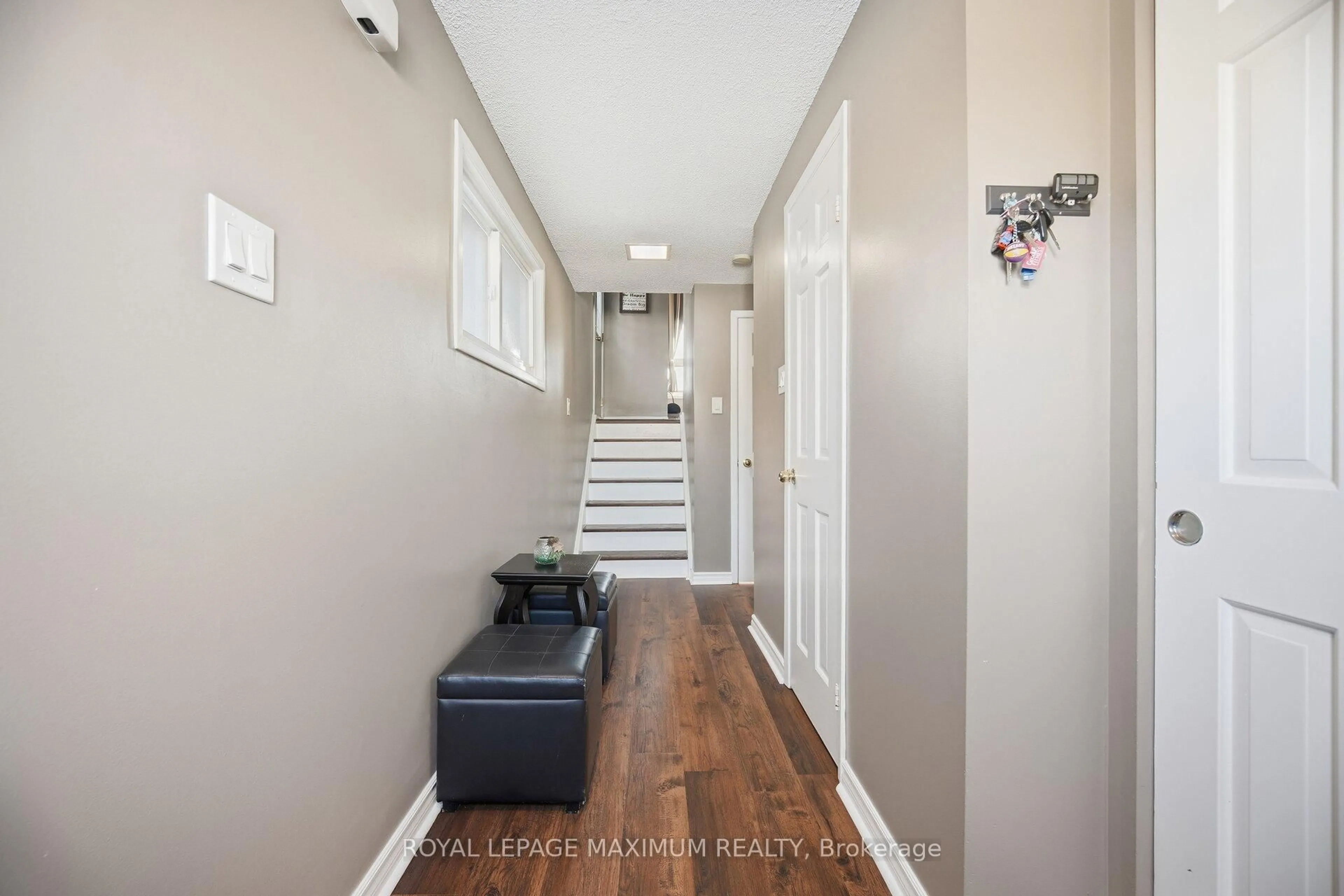 Indoor entryway for 7493 Bybrook Dr, Mississauga Ontario L4T 3R4