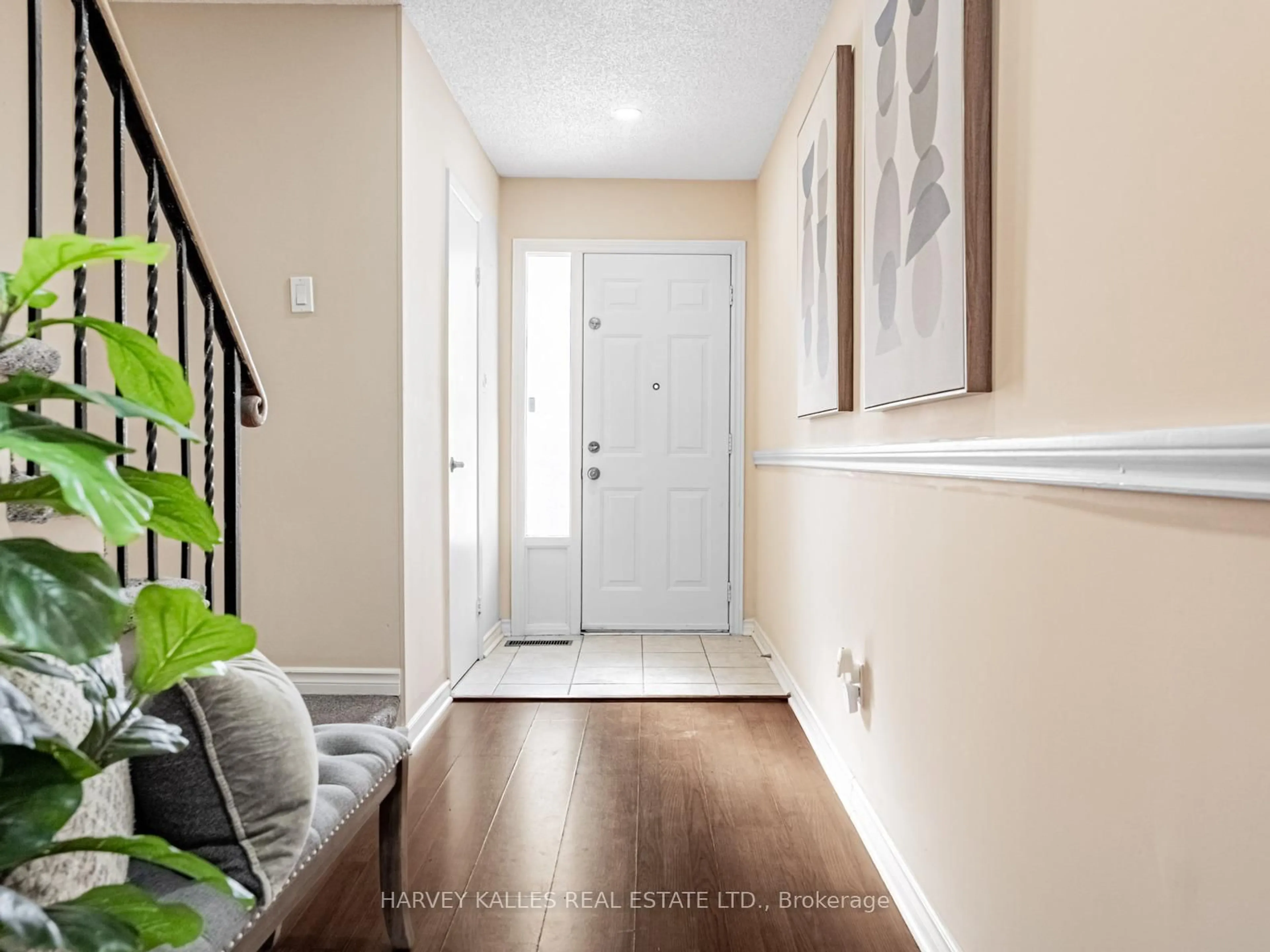 Indoor entryway for 3025 Cedarglen Gate #63, Mississauga Ontario L5C 2V7