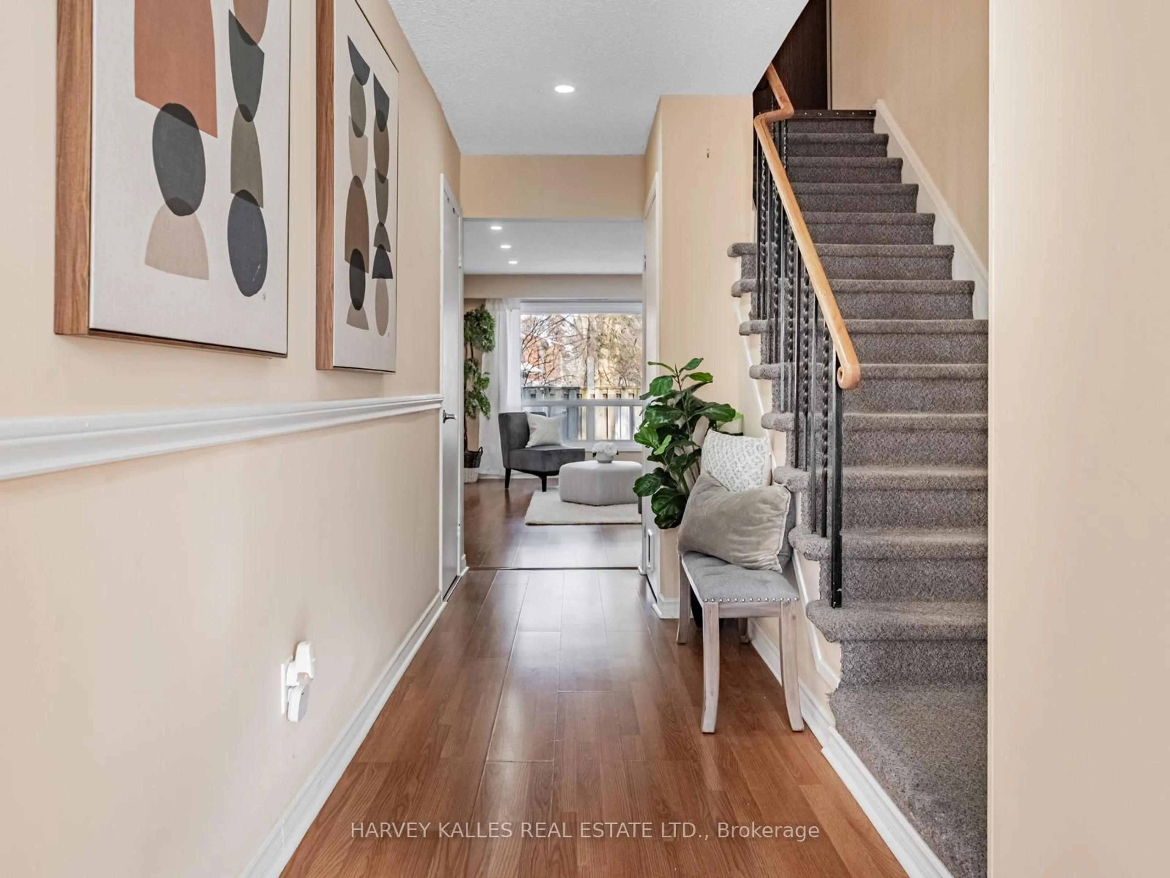 Indoor entryway for 3025 Cedarglen Gate #63, Mississauga Ontario L5C 2V7