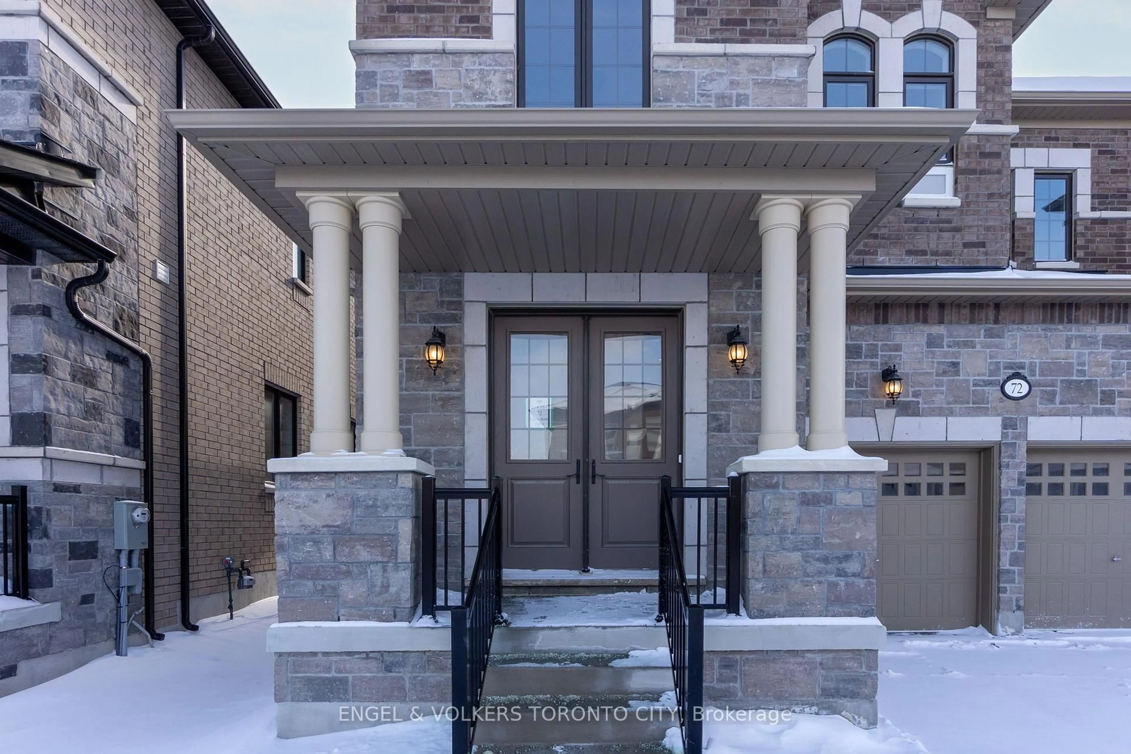 Indoor entryway for 72 Claremont Dr, Brampton Ontario L6R 4E8