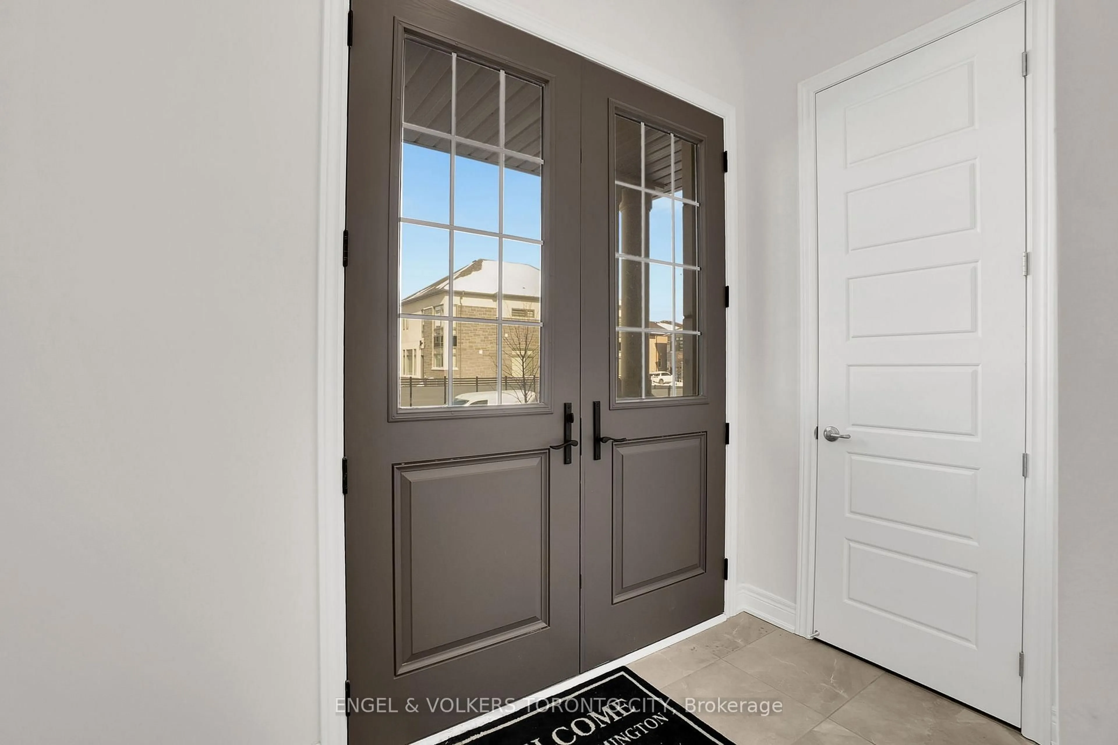 Indoor entryway for 72 Claremont Dr, Brampton Ontario L6R 4E8