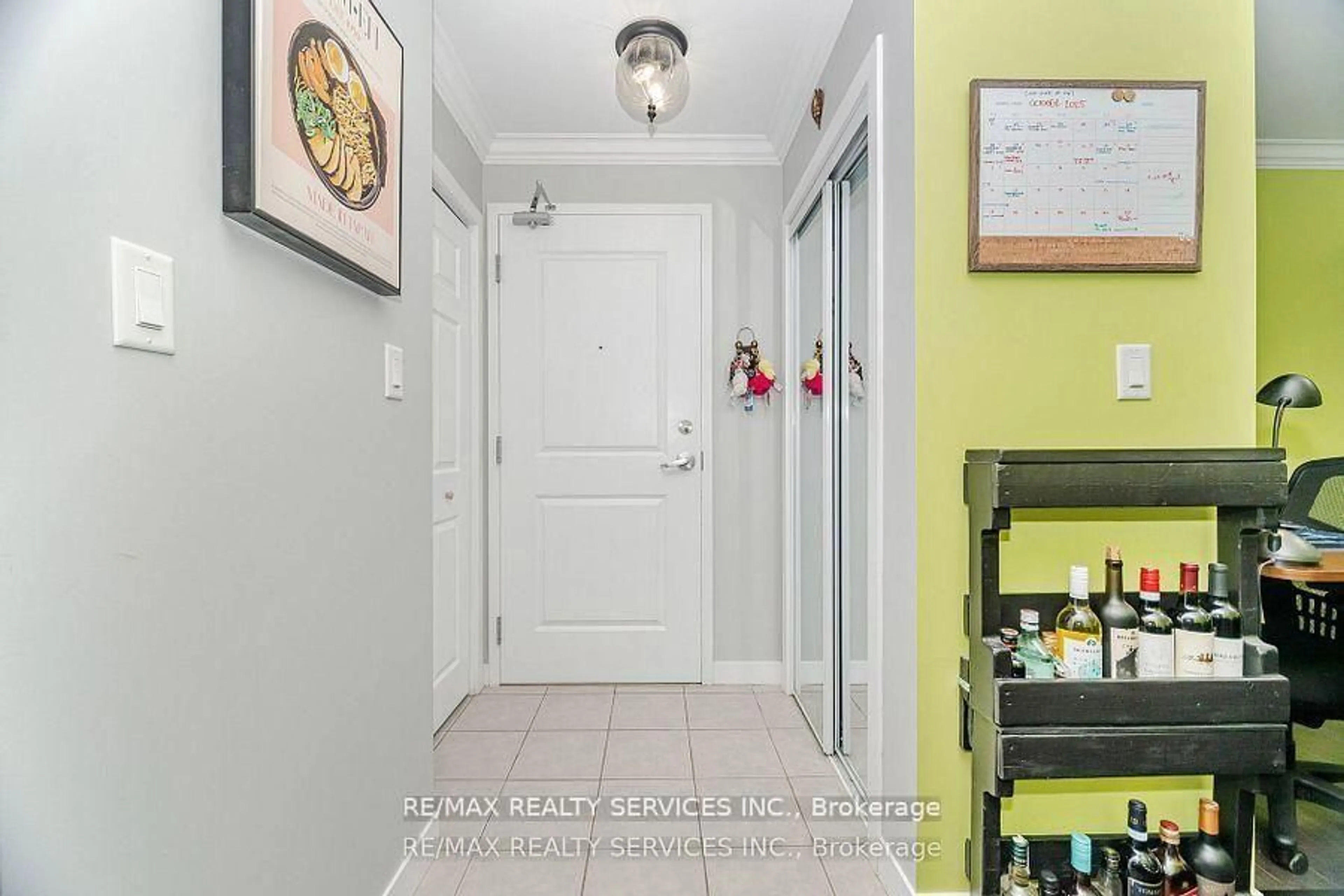 Indoor entryway for 5317 Upper Middle Rd #112, Burlington Ontario L7L 7B3