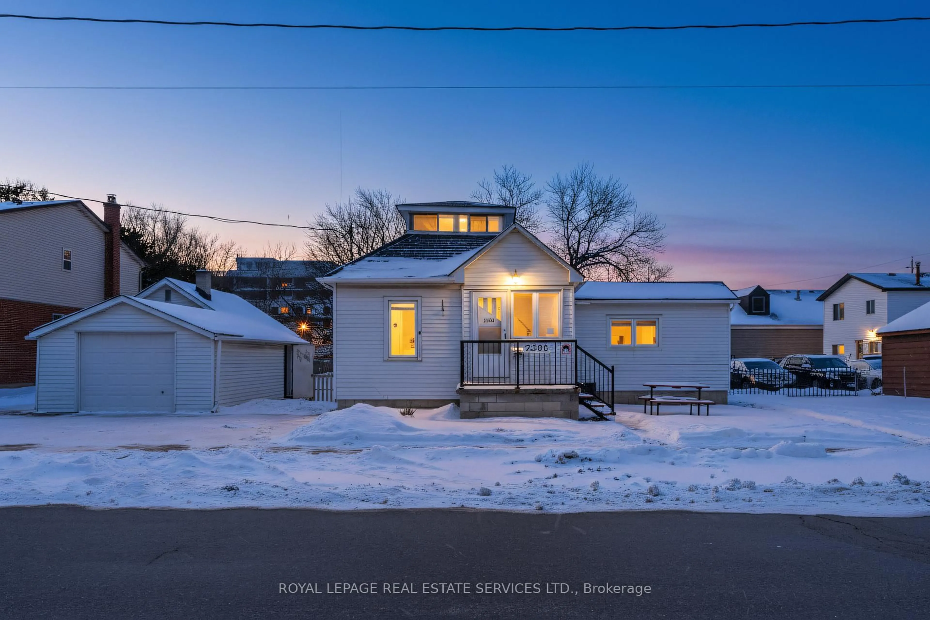 A pic from outside/outdoor area/front of a property/back of a property/a pic from drone, street for 2386 Sovereign St, Oakville Ontario L6L 1L8