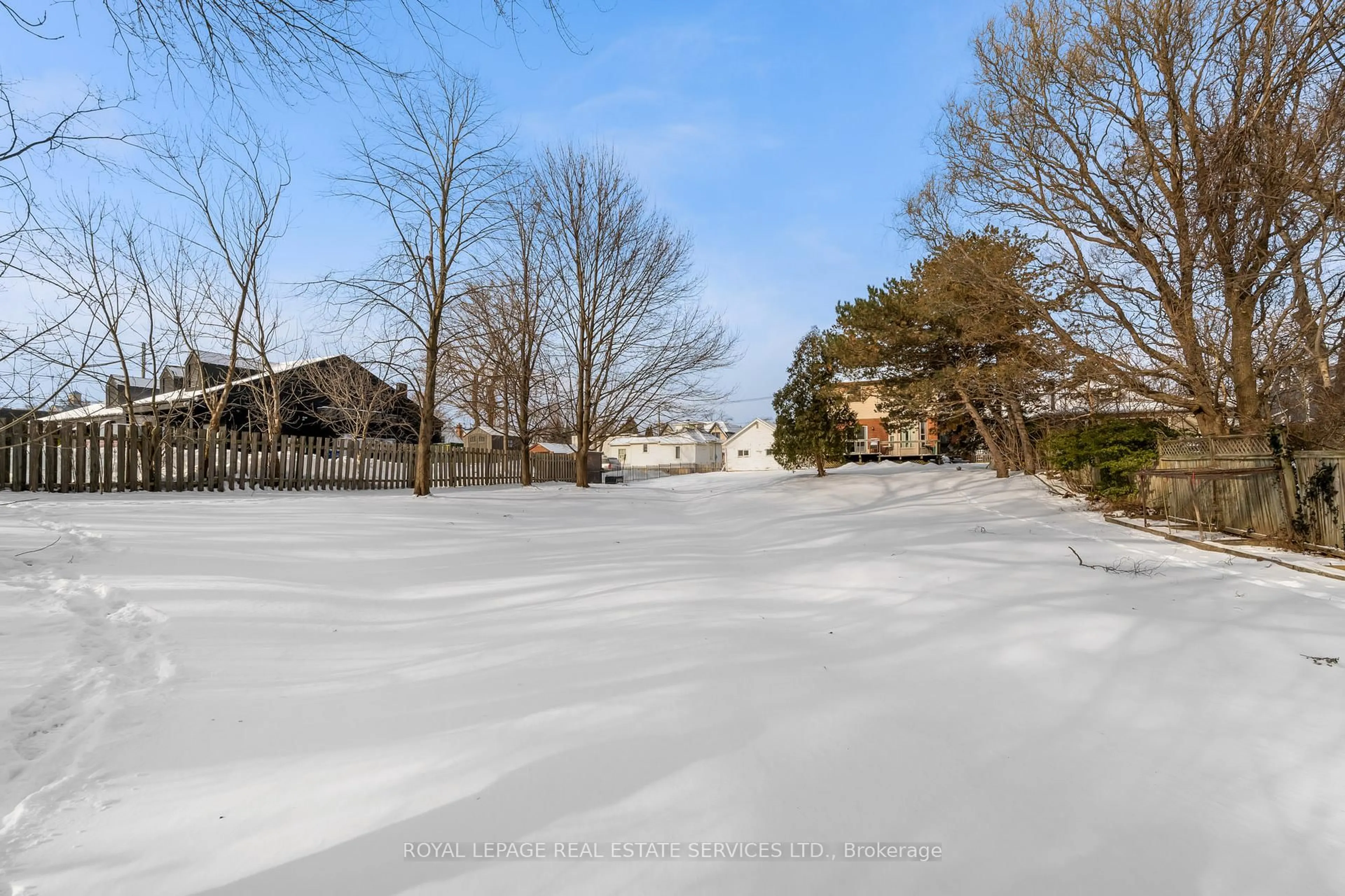 A pic from outside/outdoor area/front of a property/back of a property/a pic from drone, street for 2386 Sovereign St, Oakville Ontario L6L 1L8