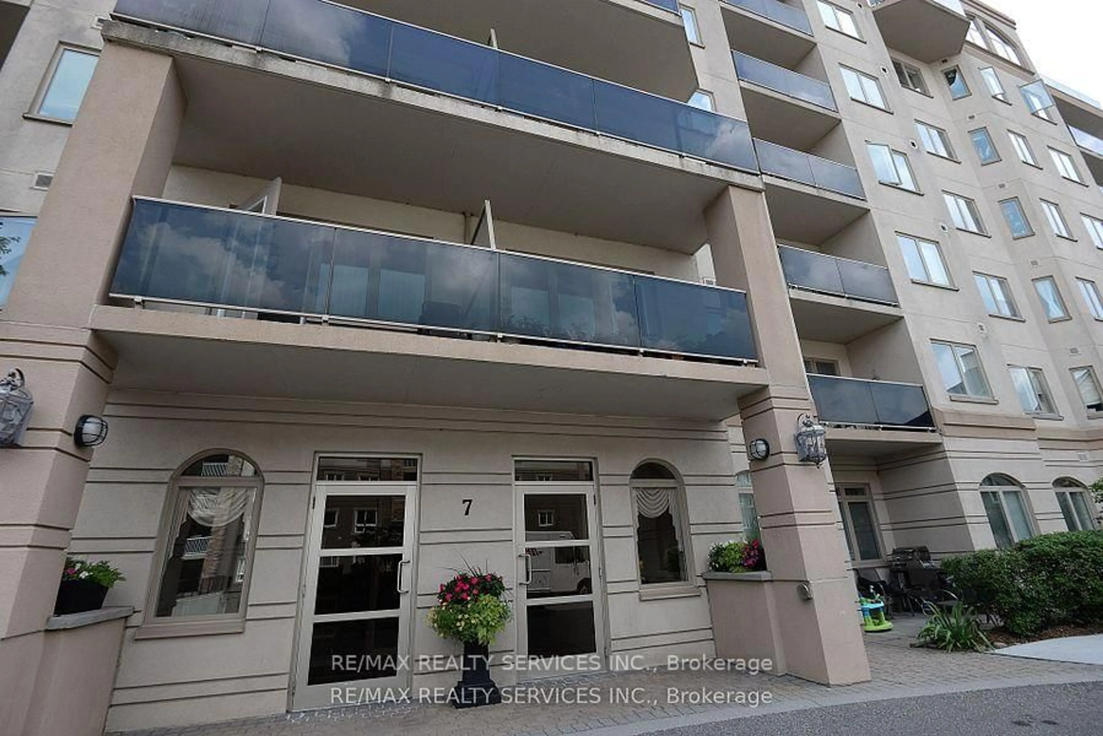 Indoor foyer for 7 Dayspring Circ #PH03, Brampton Ontario L6P 1B8