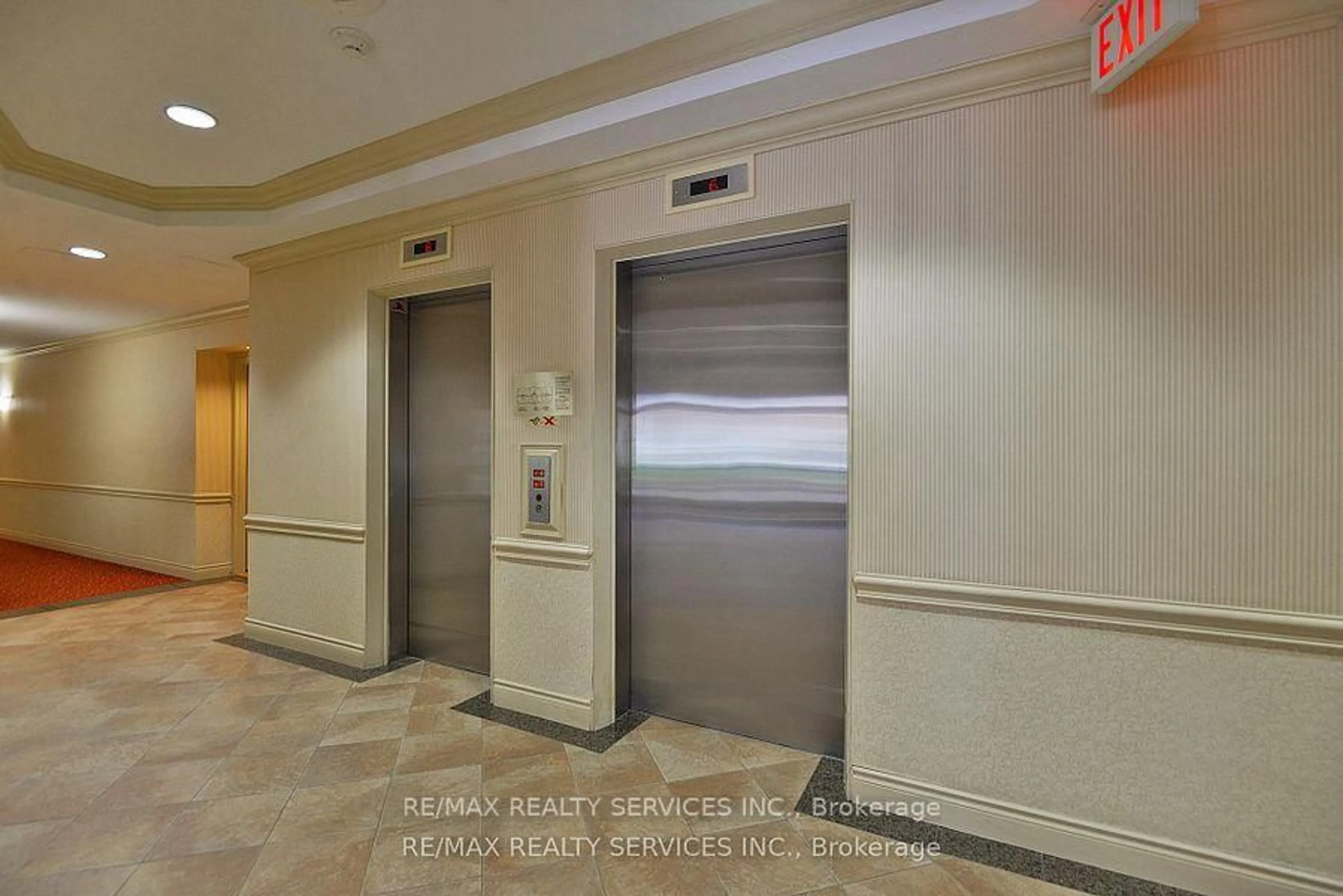 Indoor foyer for 7 Dayspring Circ #PH03, Brampton Ontario L6P 1B8