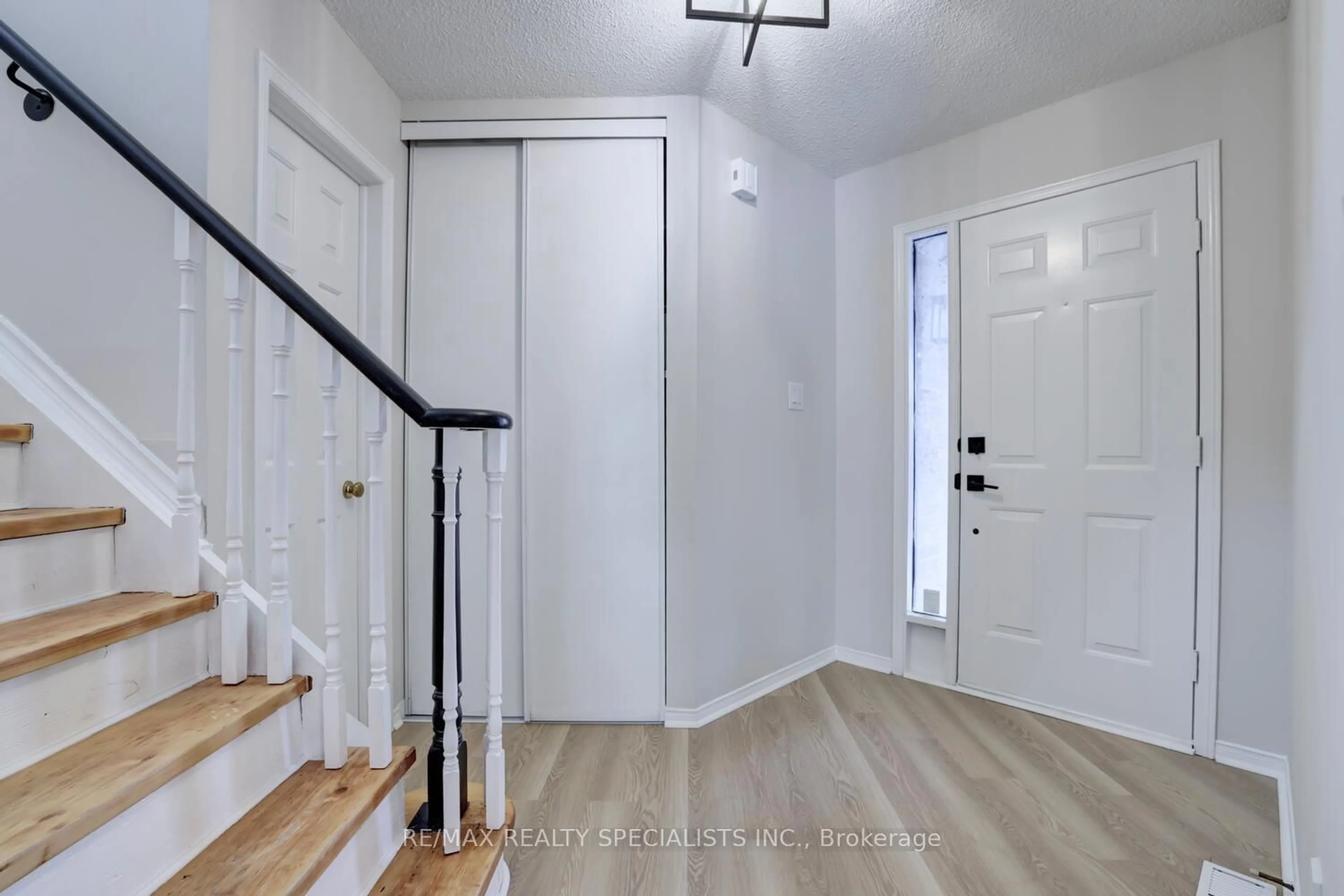 Indoor entryway for 3394 Chartrand Cres, Mississauga Ontario L5L 4C4