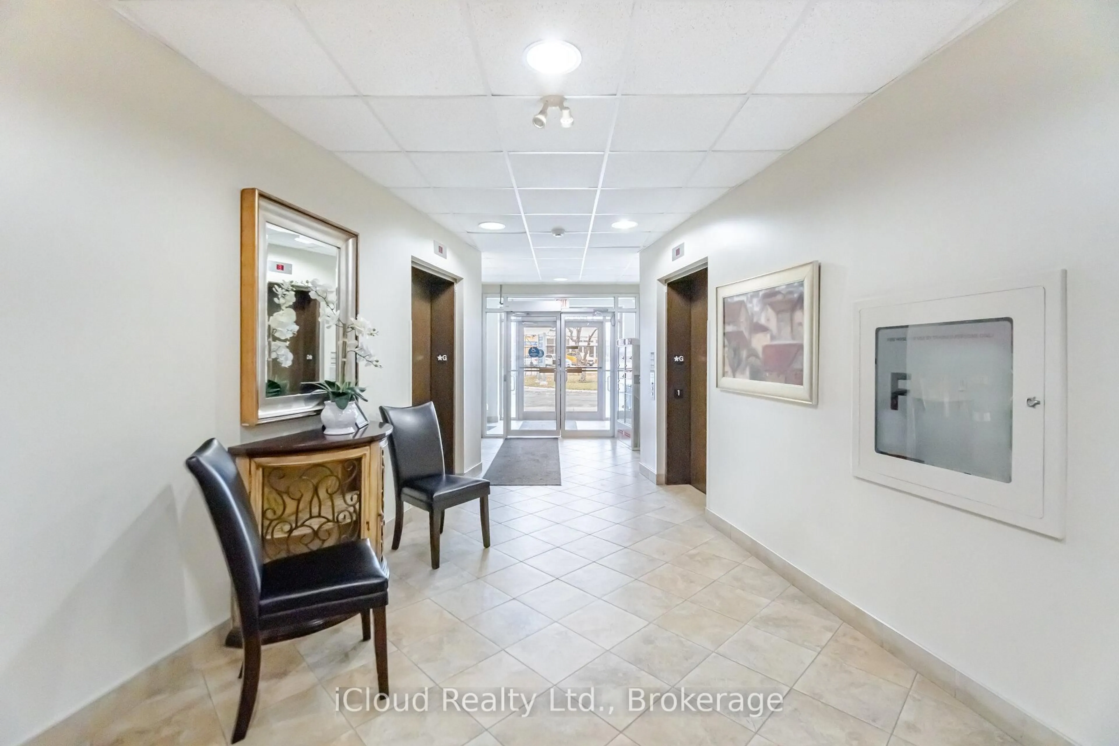 Indoor foyer for 443 Centennial Forest Dr #408, Milton Ontario L9T 6A1