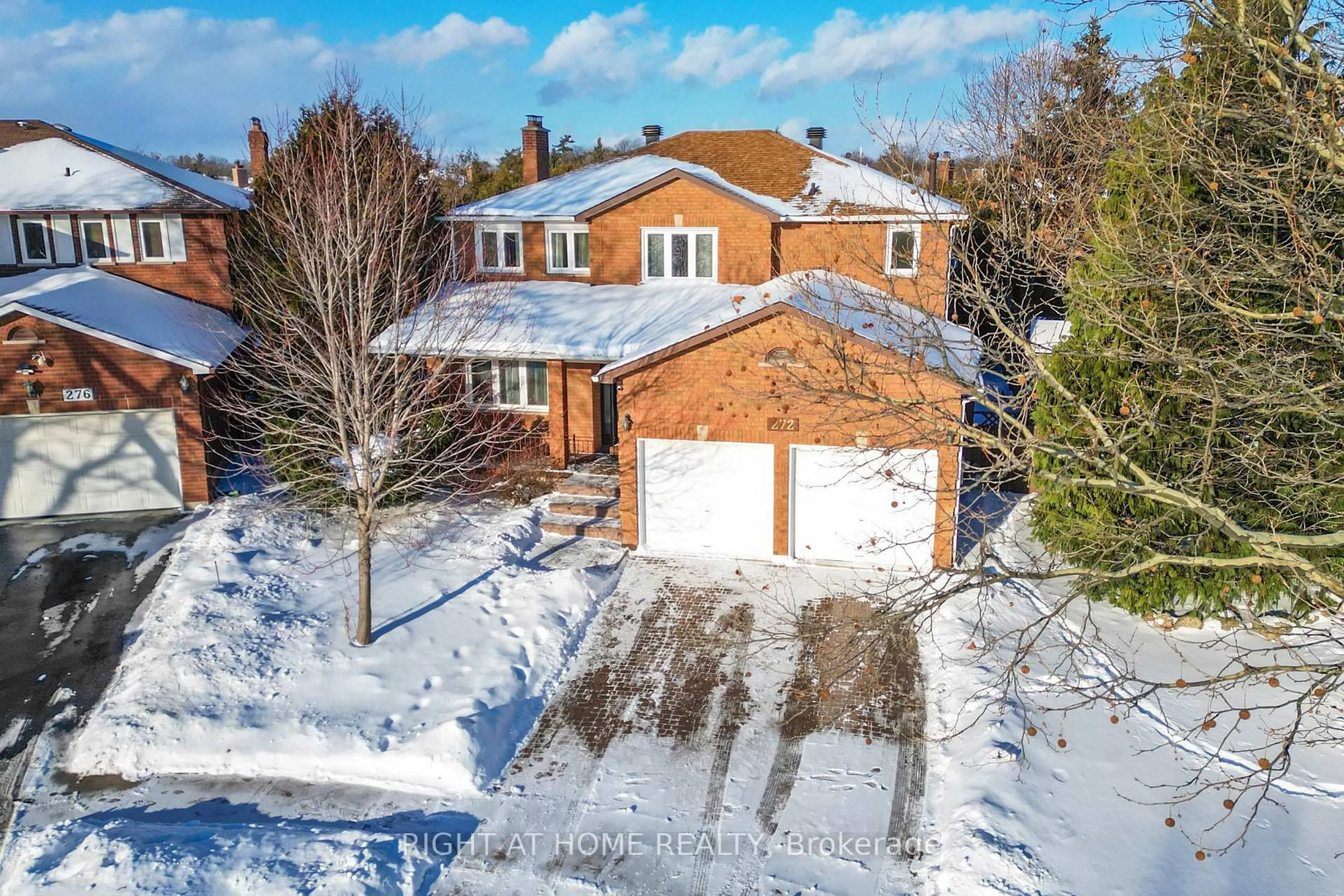 A pic from outside/outdoor area/front of a property/back of a property/a pic from drone, street for 272 Hickory Circ, Oakville Ontario L6H 4V1