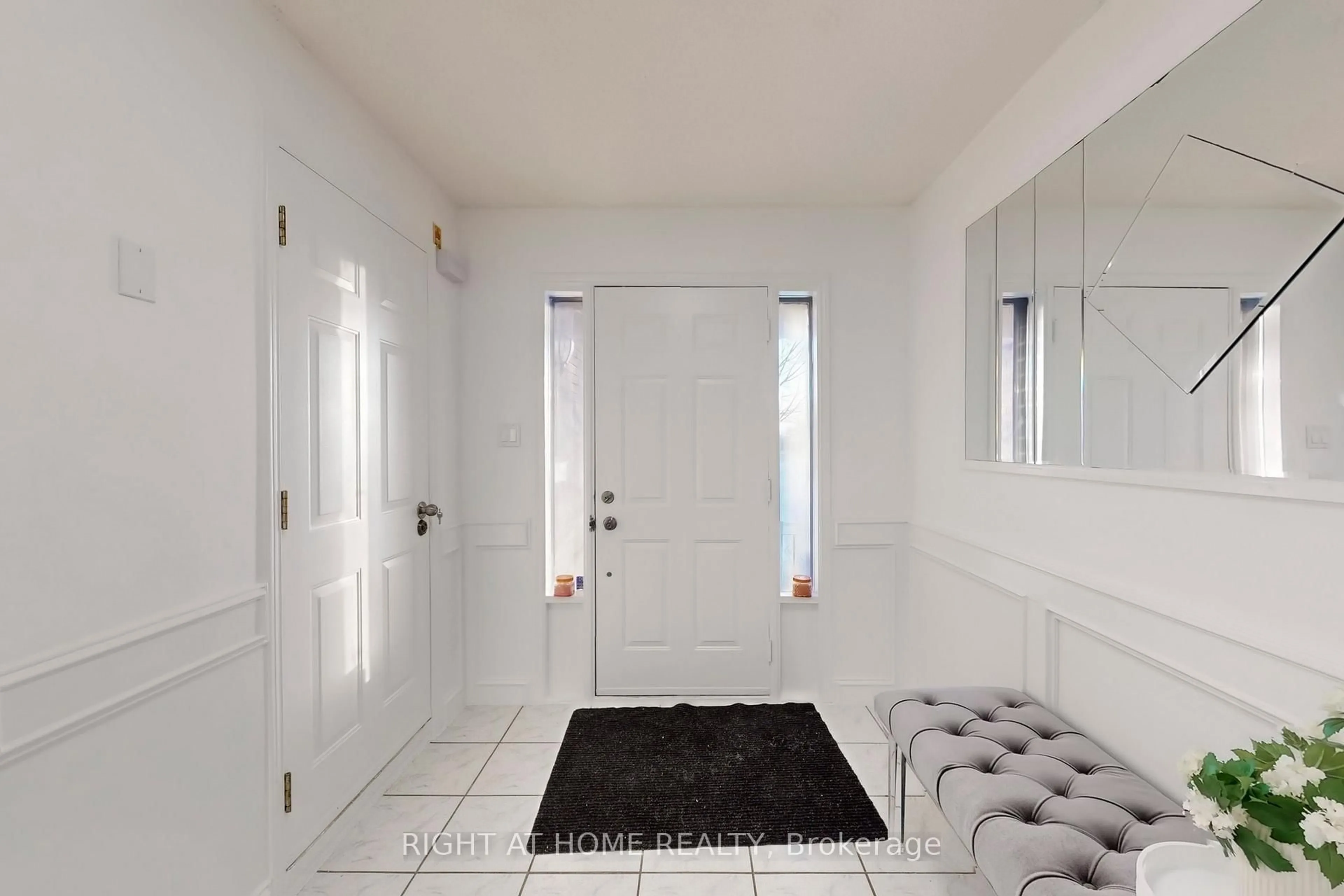 Indoor entryway for 272 Hickory Circ, Oakville Ontario L6H 4V1