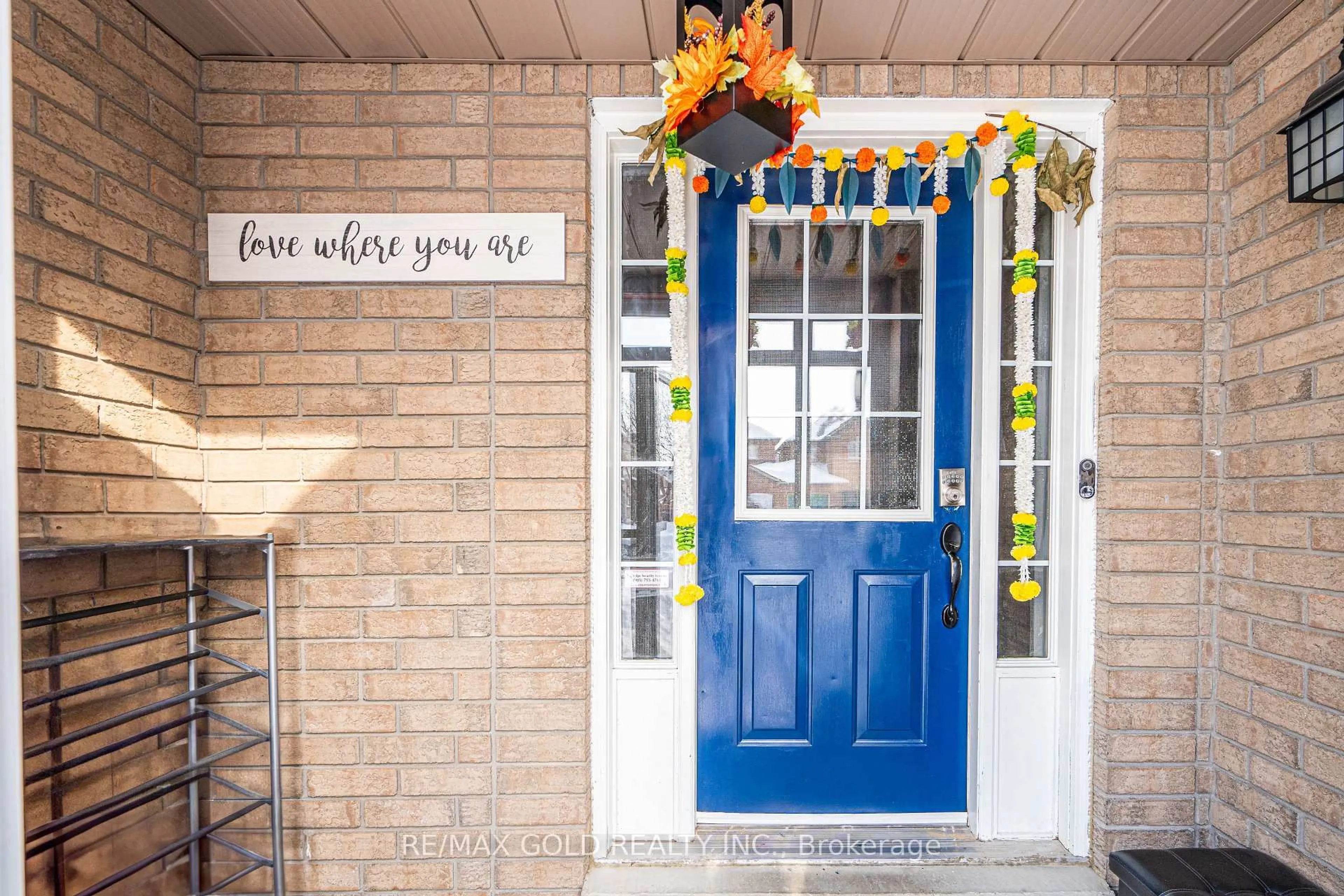 Indoor entryway for 28 Earth Star Tr, Brampton Ontario L6R 2P3