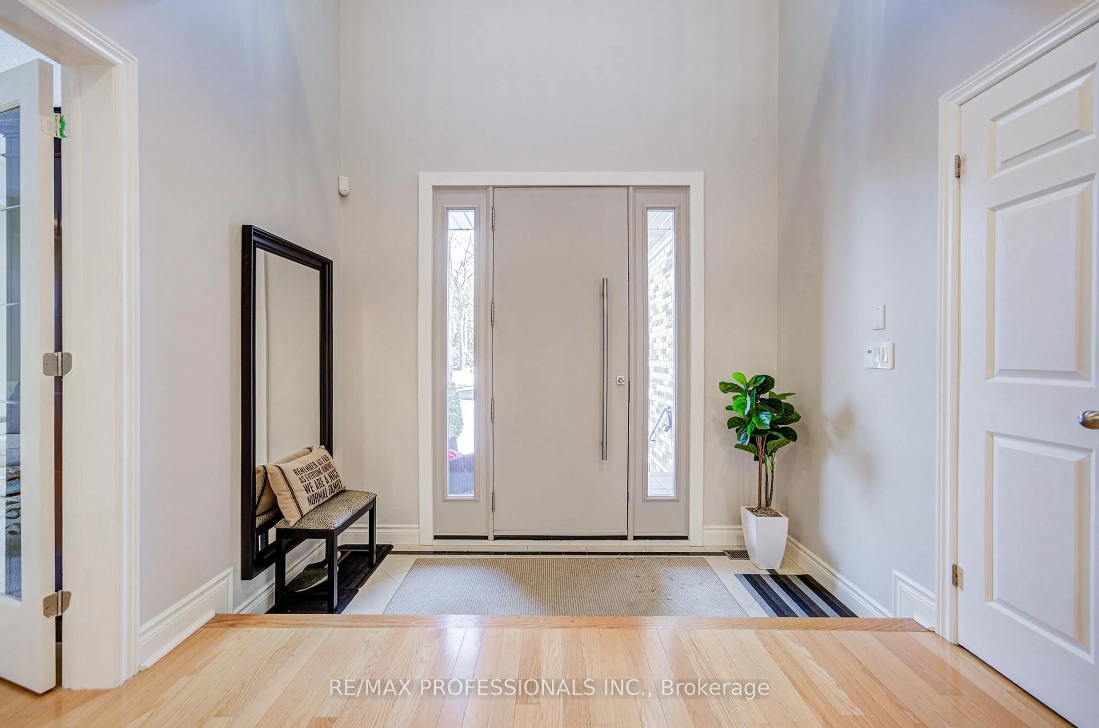 Indoor entryway for 4662 Dundas St, Toronto Ontario M9A 1A6