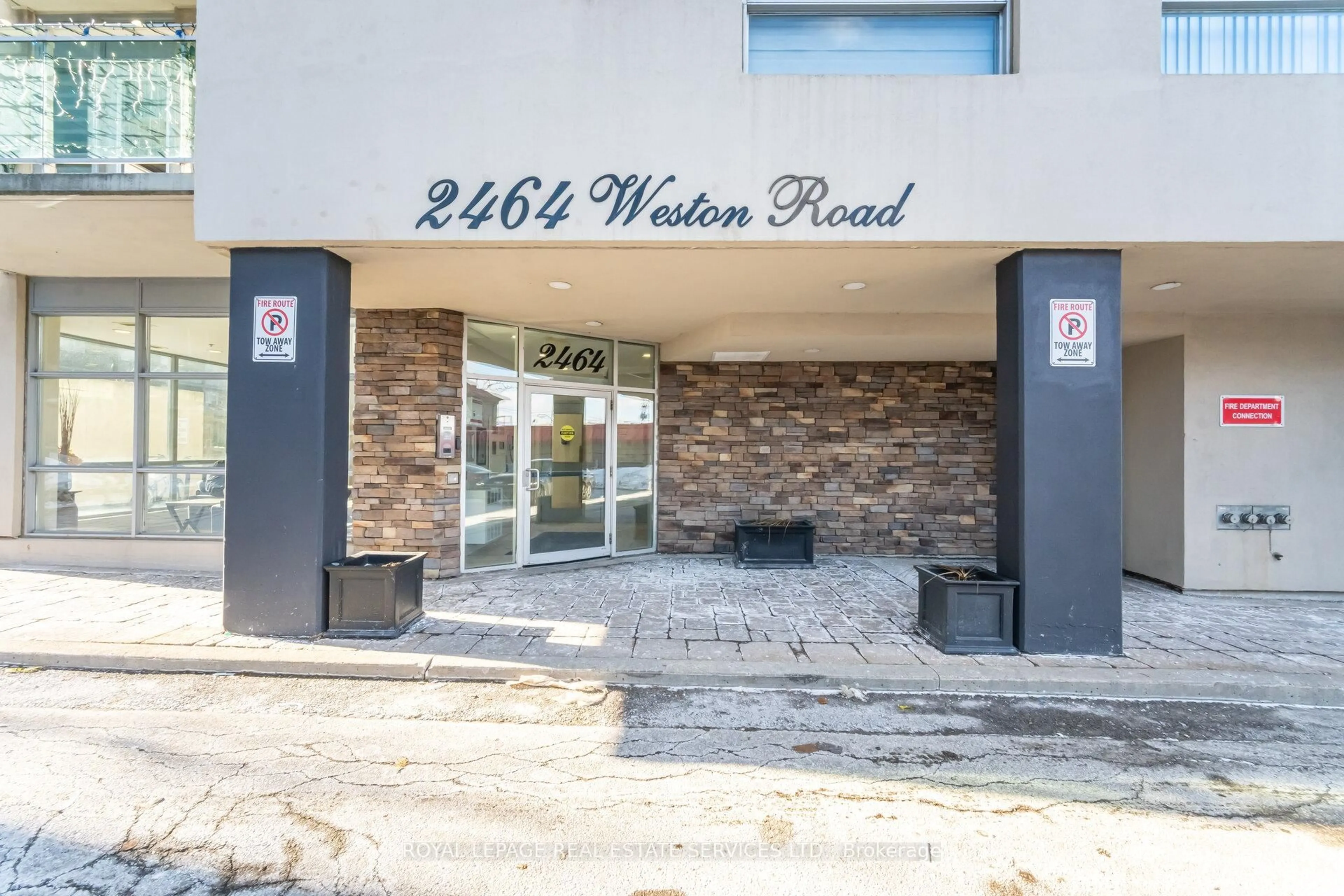 Indoor foyer for 2464 Weston Rd #711, Toronto Ontario M9N 0A2