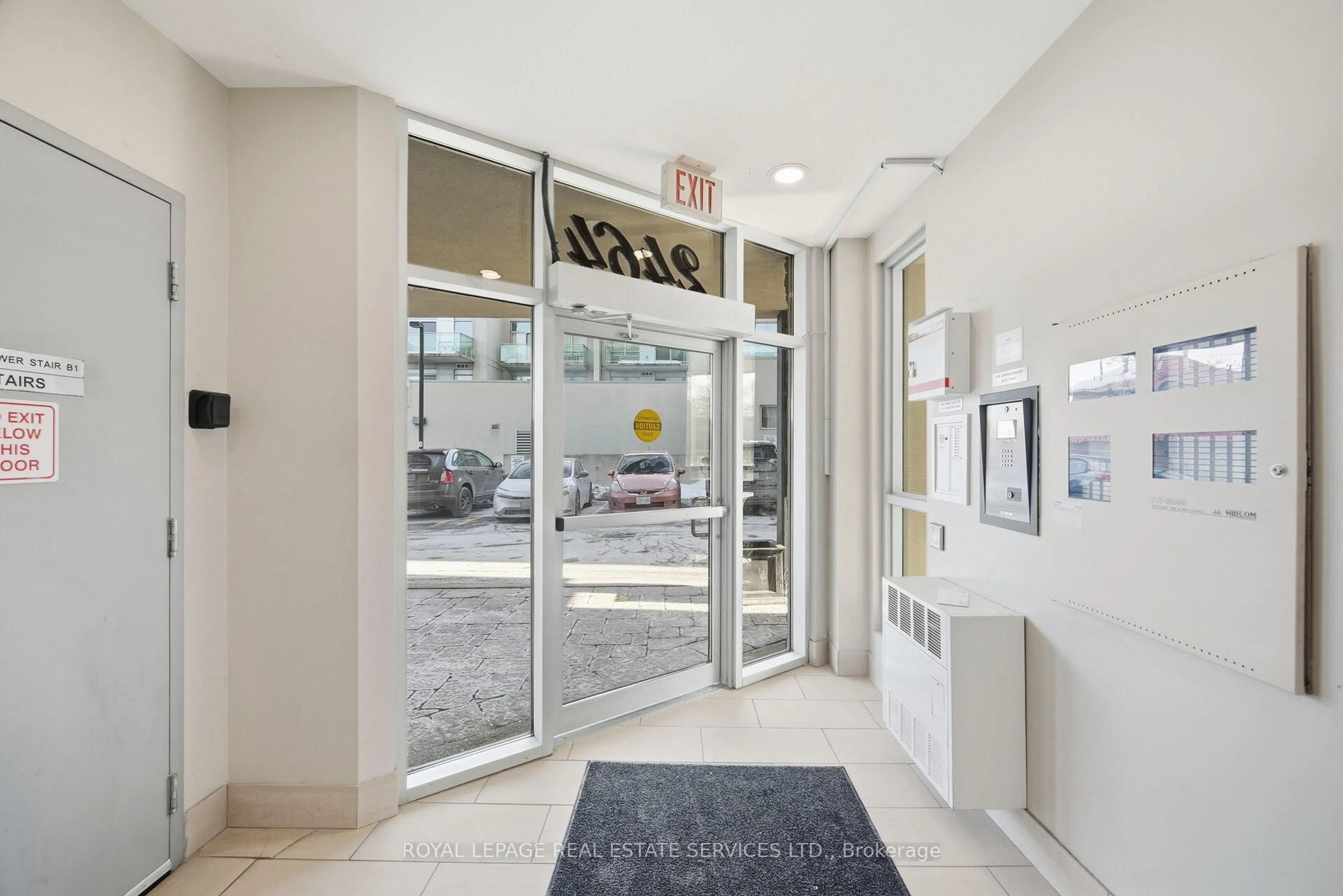 Indoor foyer for 2464 Weston Rd #711, Toronto Ontario M9N 0A2