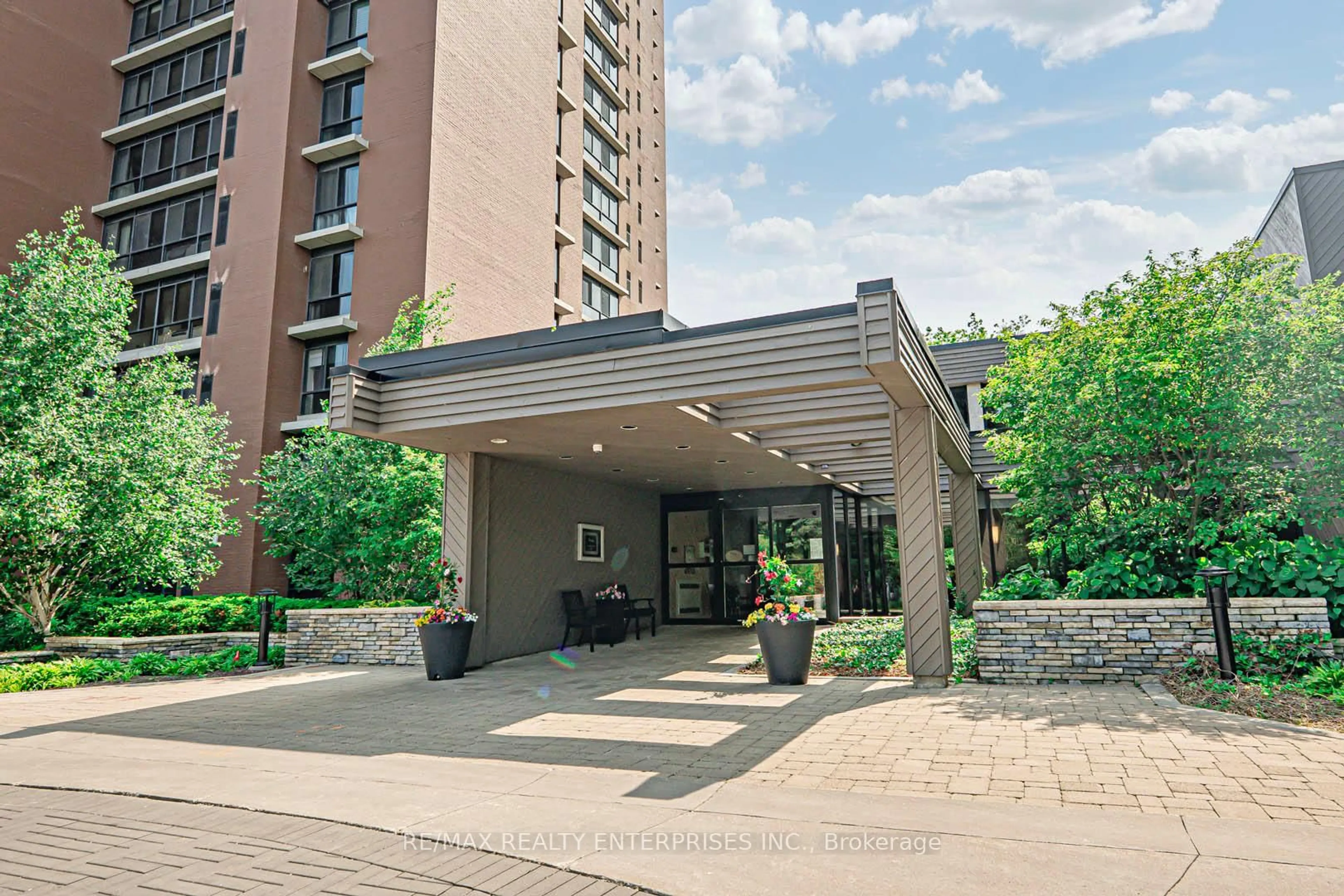 Indoor foyer for 1400 Dixie Rd #408, Mississauga Ontario L5E 3E1