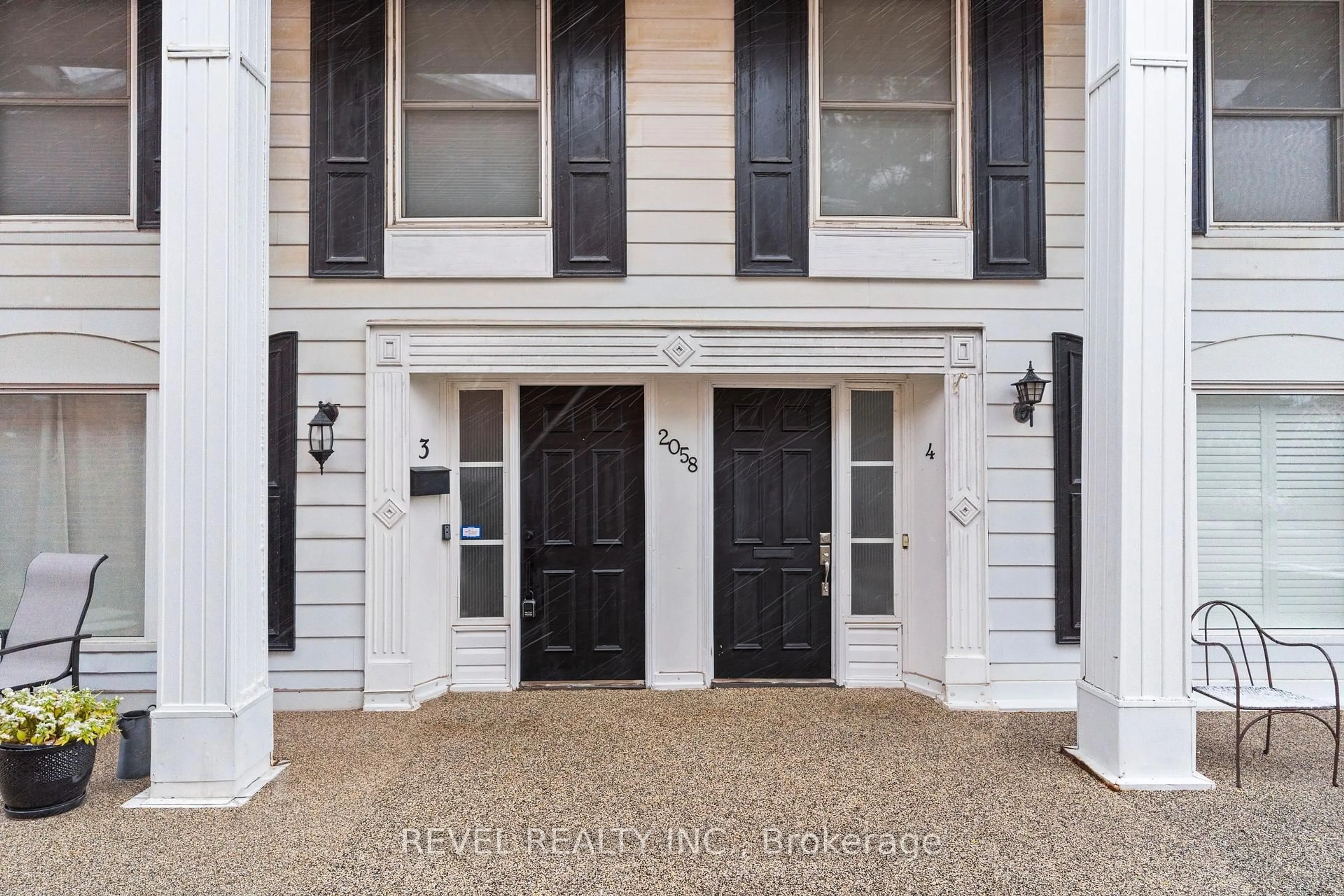 Indoor entryway for 2058 Brant St #3, Burlington Ontario L7P 3A6