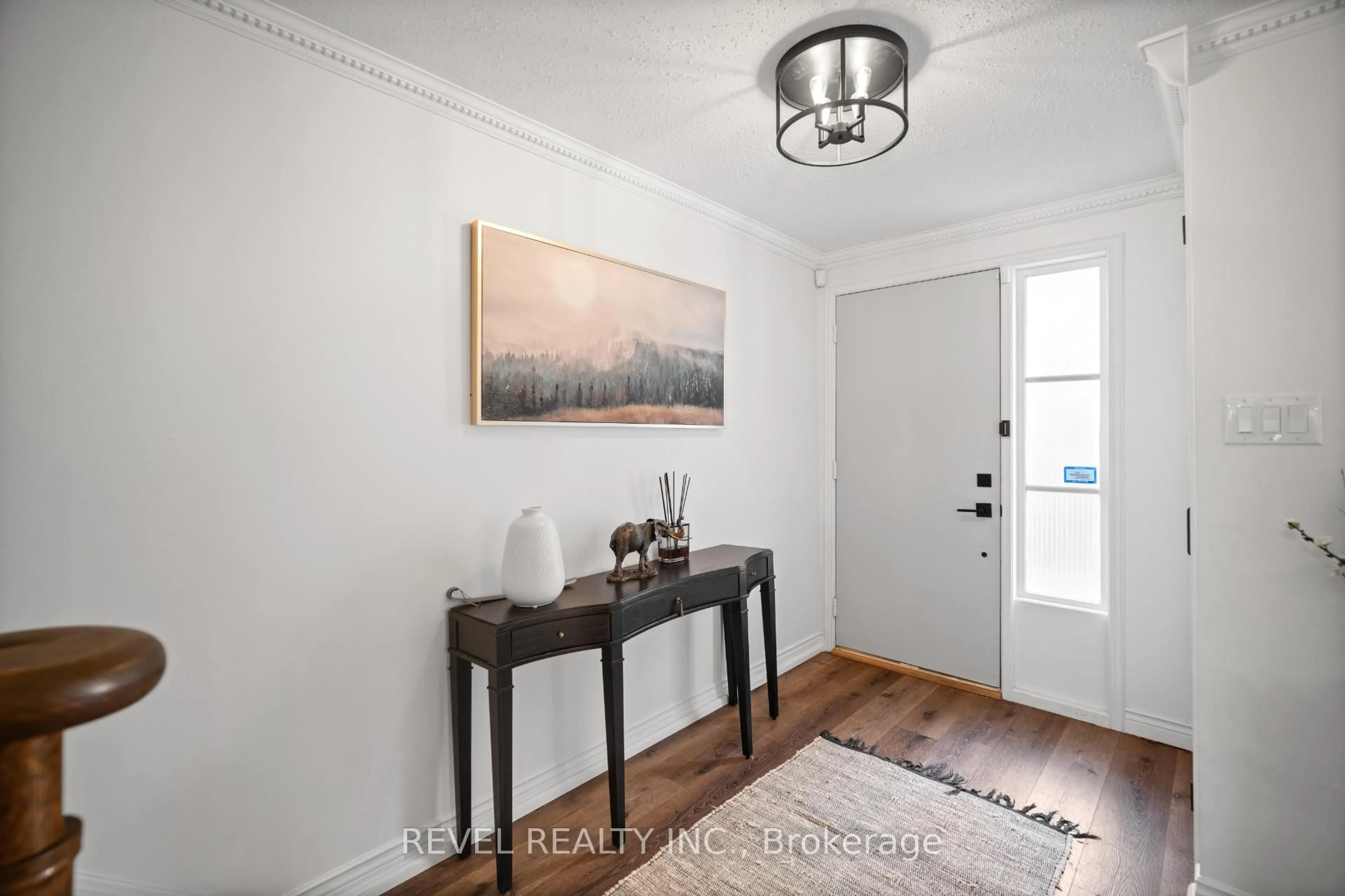 Indoor entryway for 2058 Brant St #3, Burlington Ontario L7P 3A6