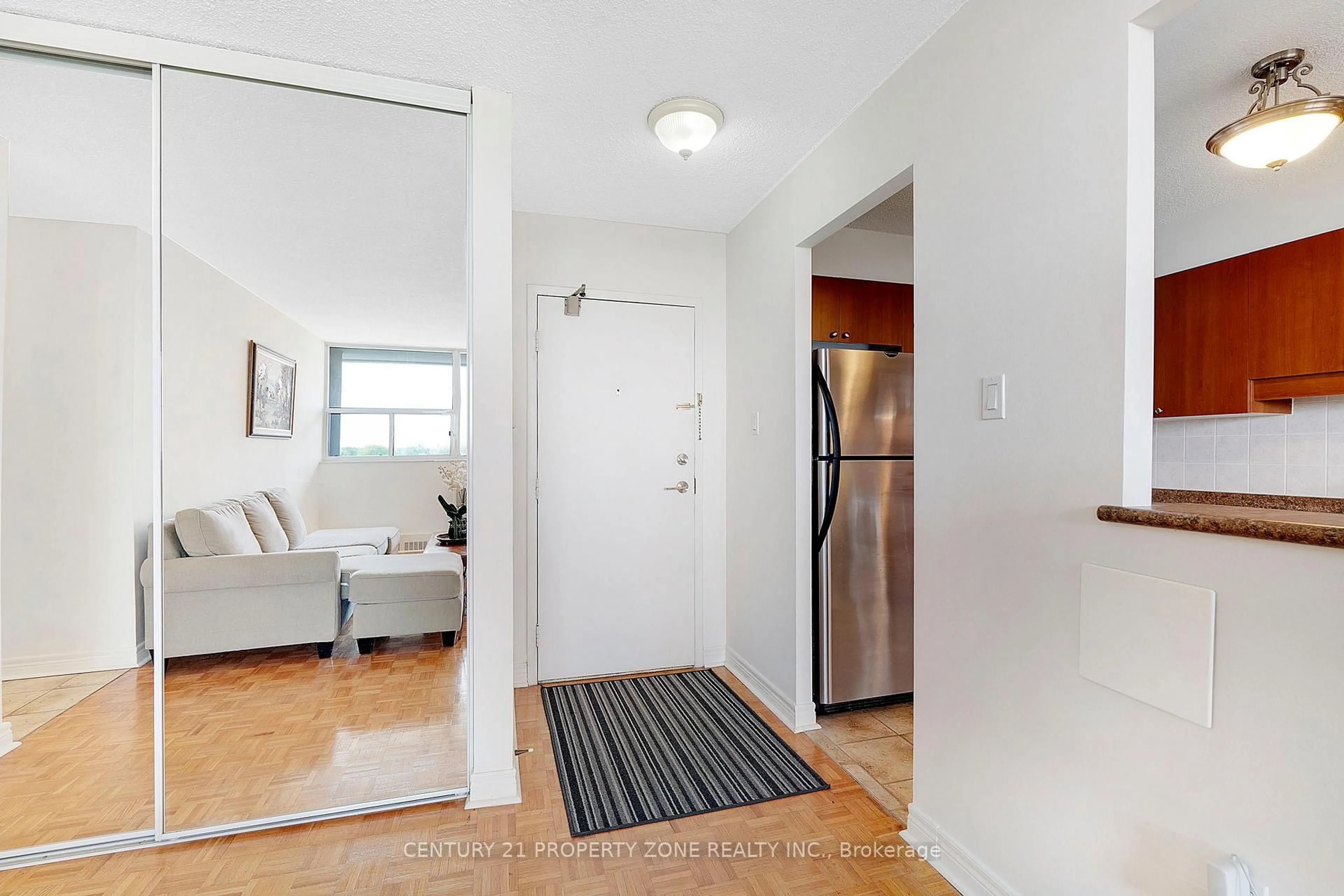 Indoor entryway for 3501 Glen Erin Dr #905, Mississauga Ontario L5L 2E9