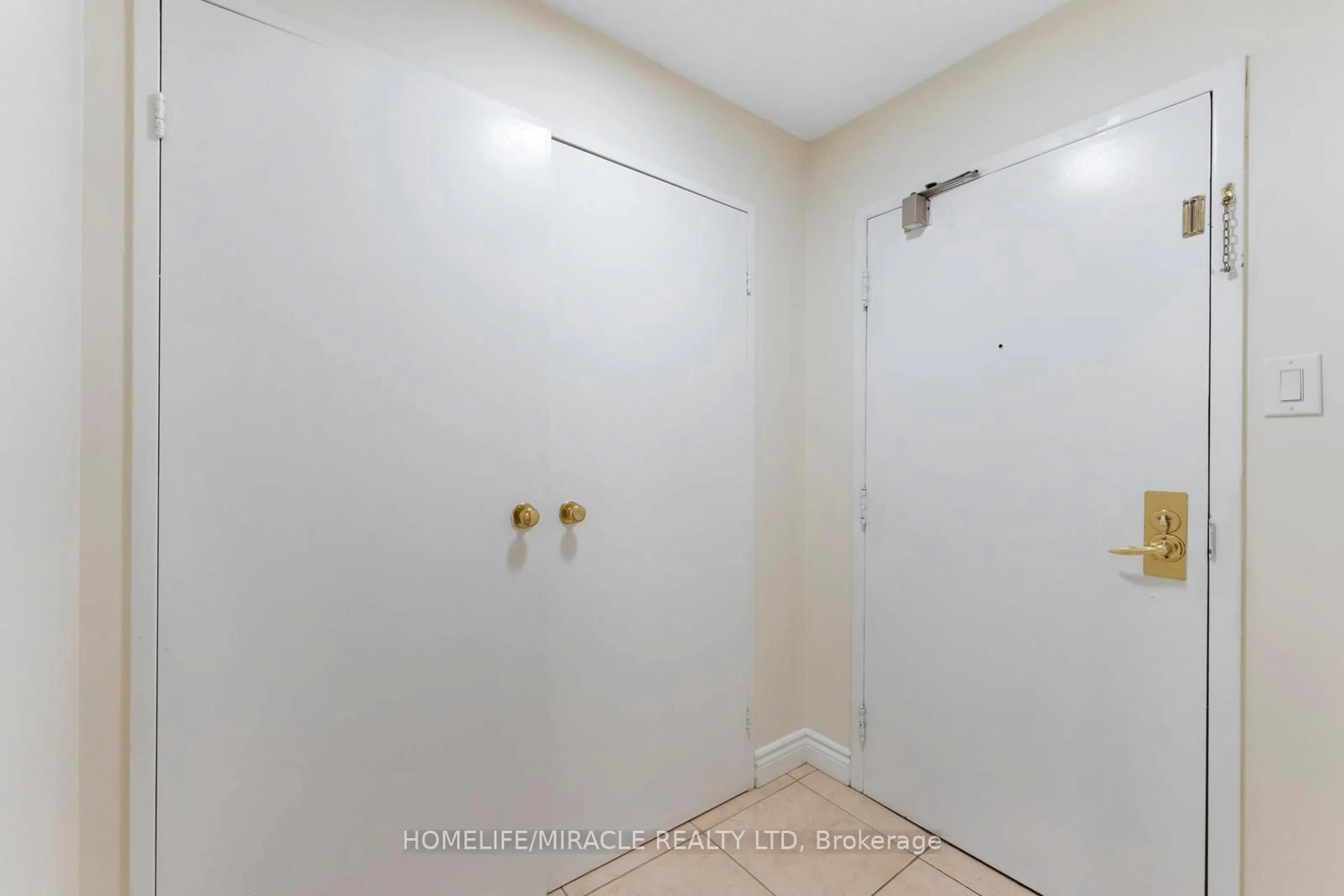 A pic of a room for 3700 Kaneff Cres #202, Mississauga Ontario L5A 4B8