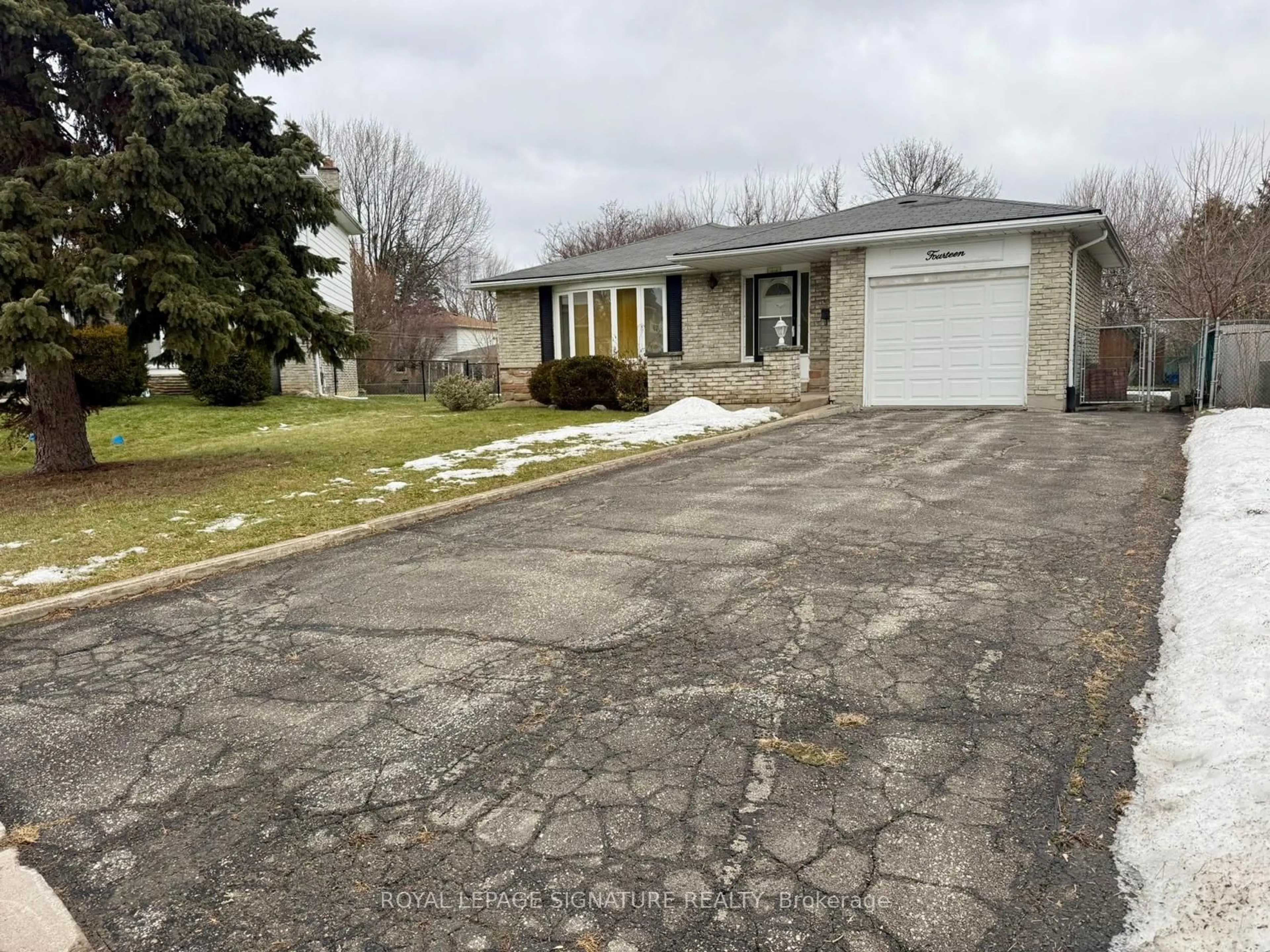 A pic from outside/outdoor area/front of a property/back of a property/a pic from drone, street for 14 Grassington Crt, Brampton Ontario L6S 1Z4