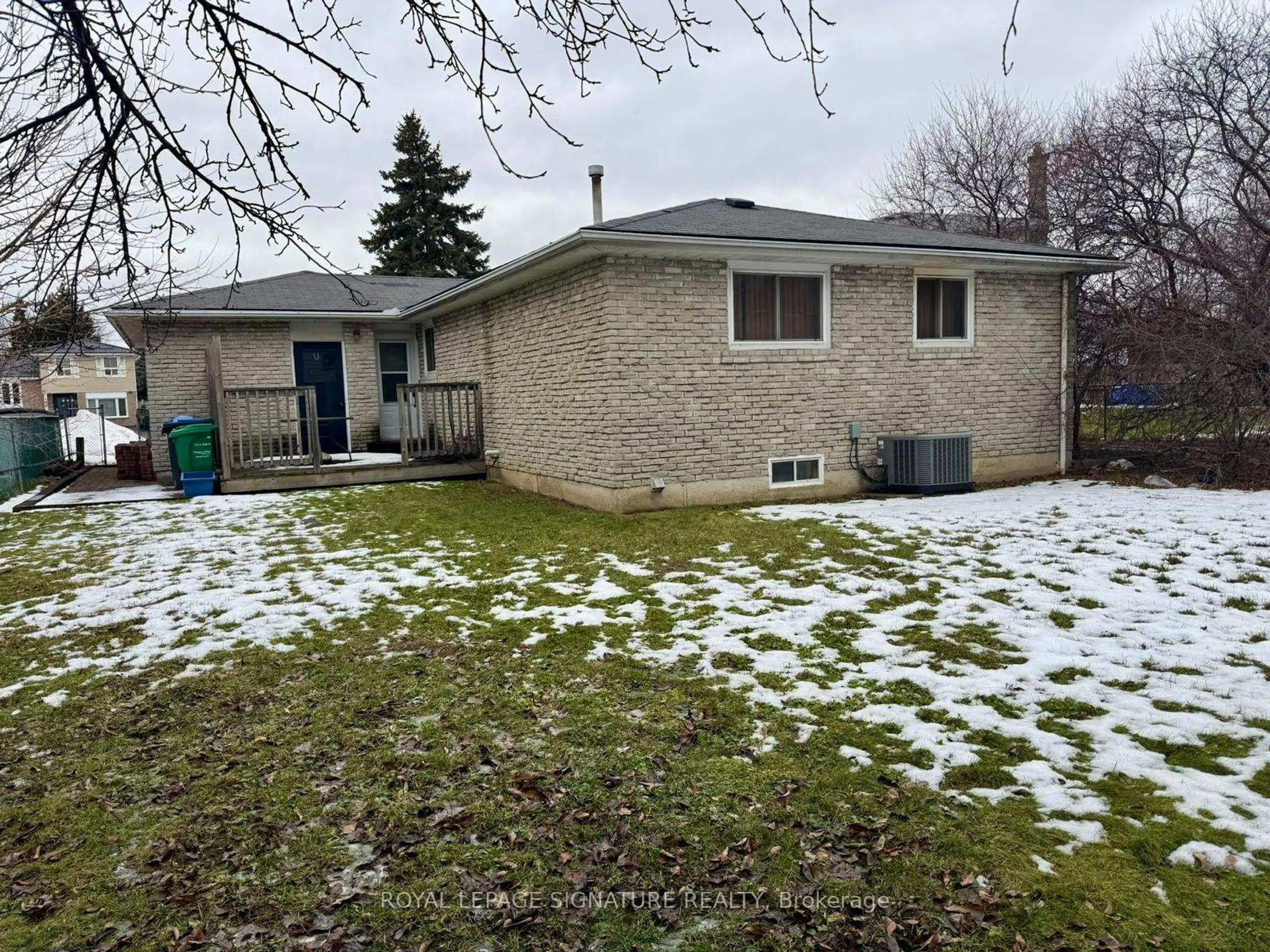 A pic from outside/outdoor area/front of a property/back of a property/a pic from drone, street for 14 Grassington Crt, Brampton Ontario L6S 1Z4