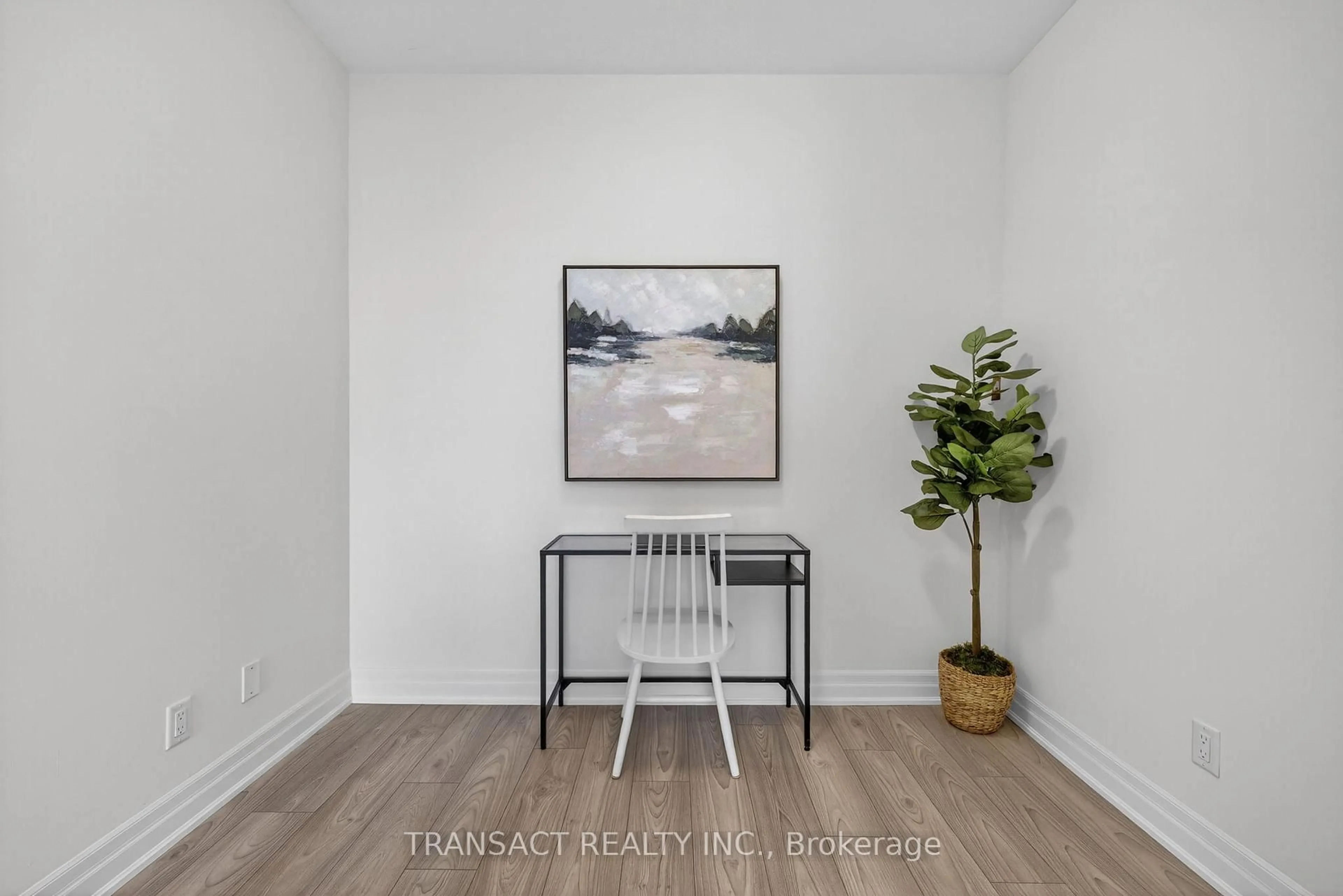 Indoor entryway for 36 Elm Dr #1706, Mississauga Ontario L5B 0N3