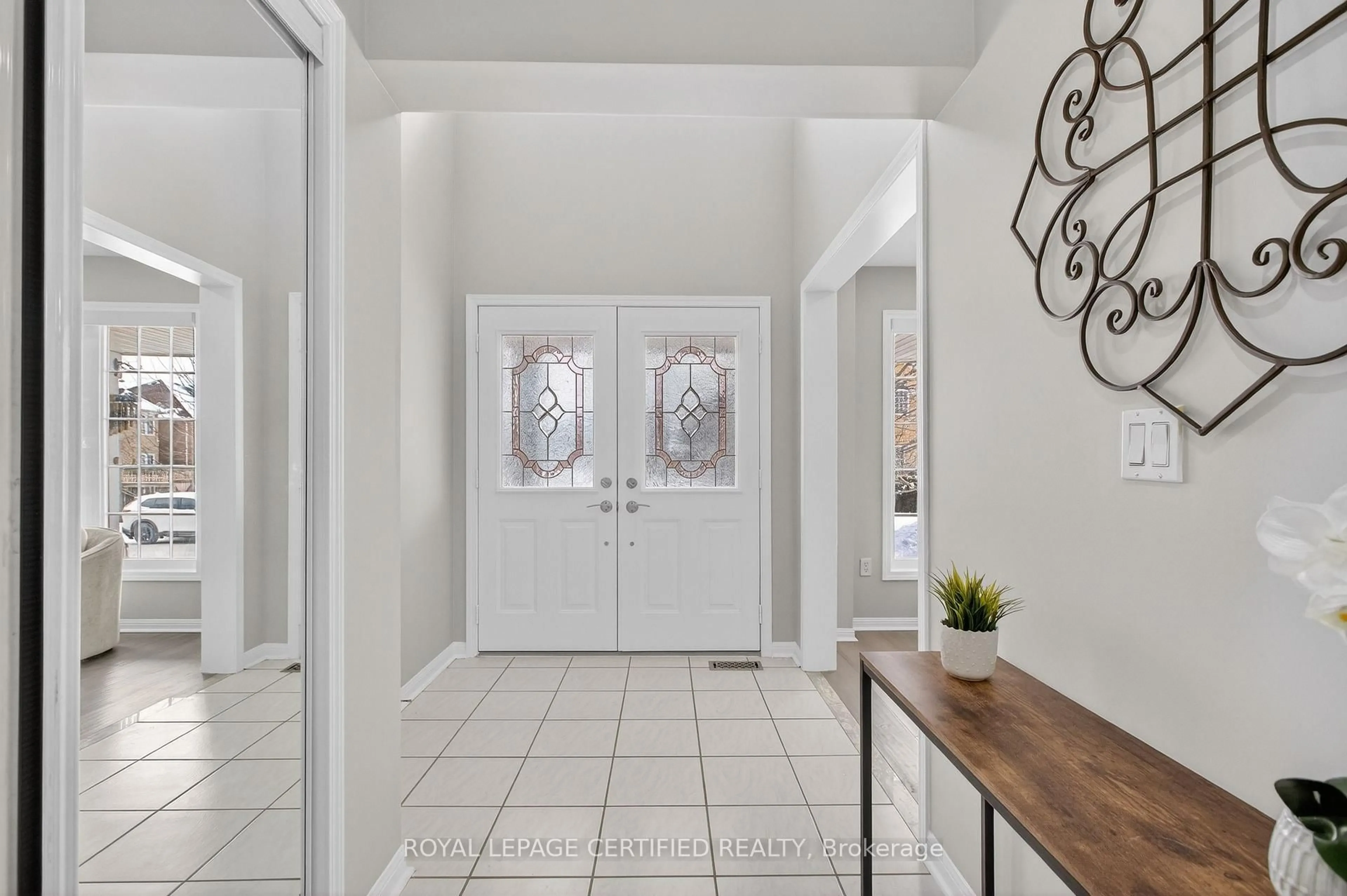 Indoor entryway for 10 Verona Dr, Brampton Ontario L6P 1L2