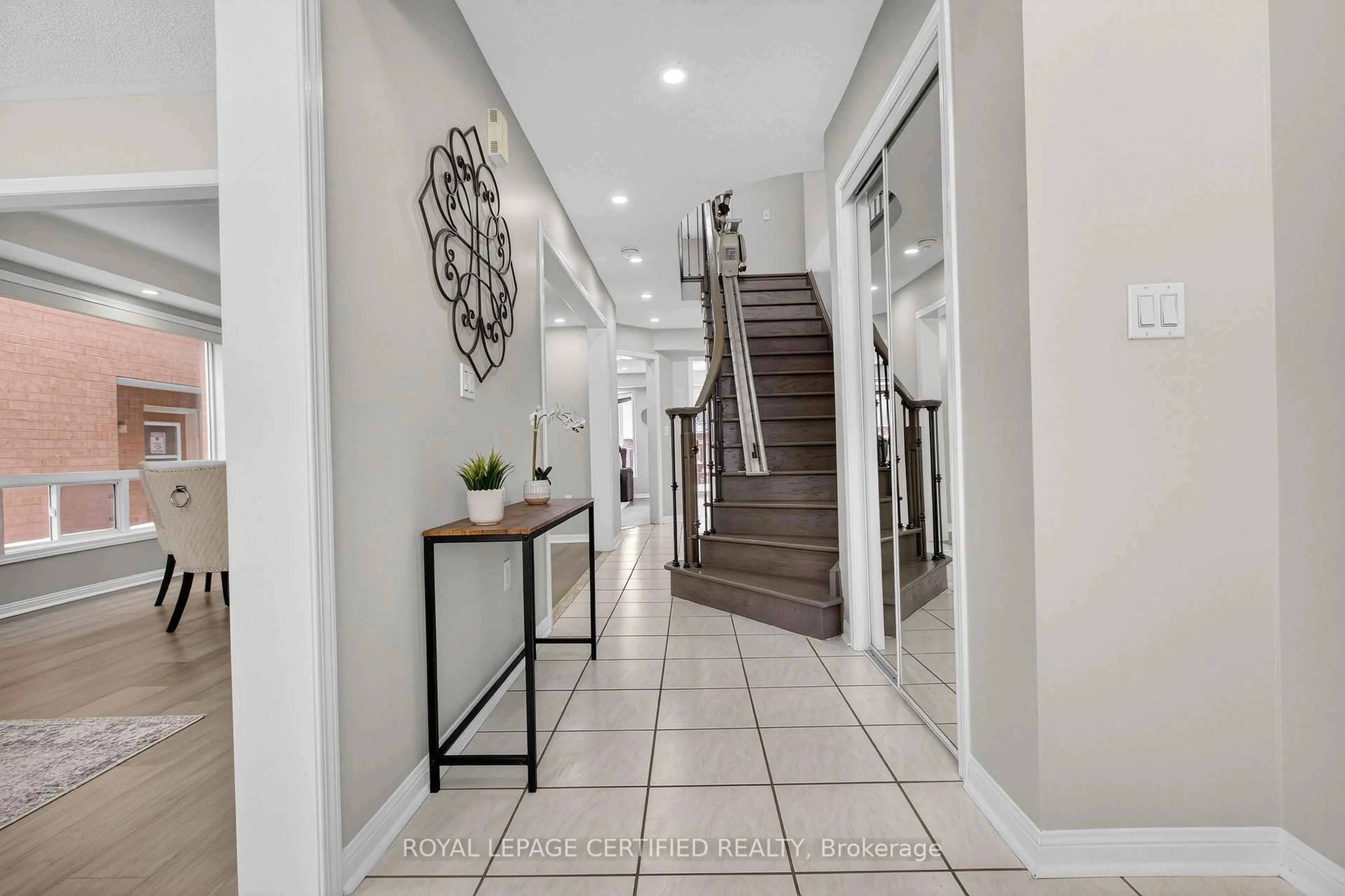 Indoor entryway for 10 Verona Dr, Brampton Ontario L6P 1L2