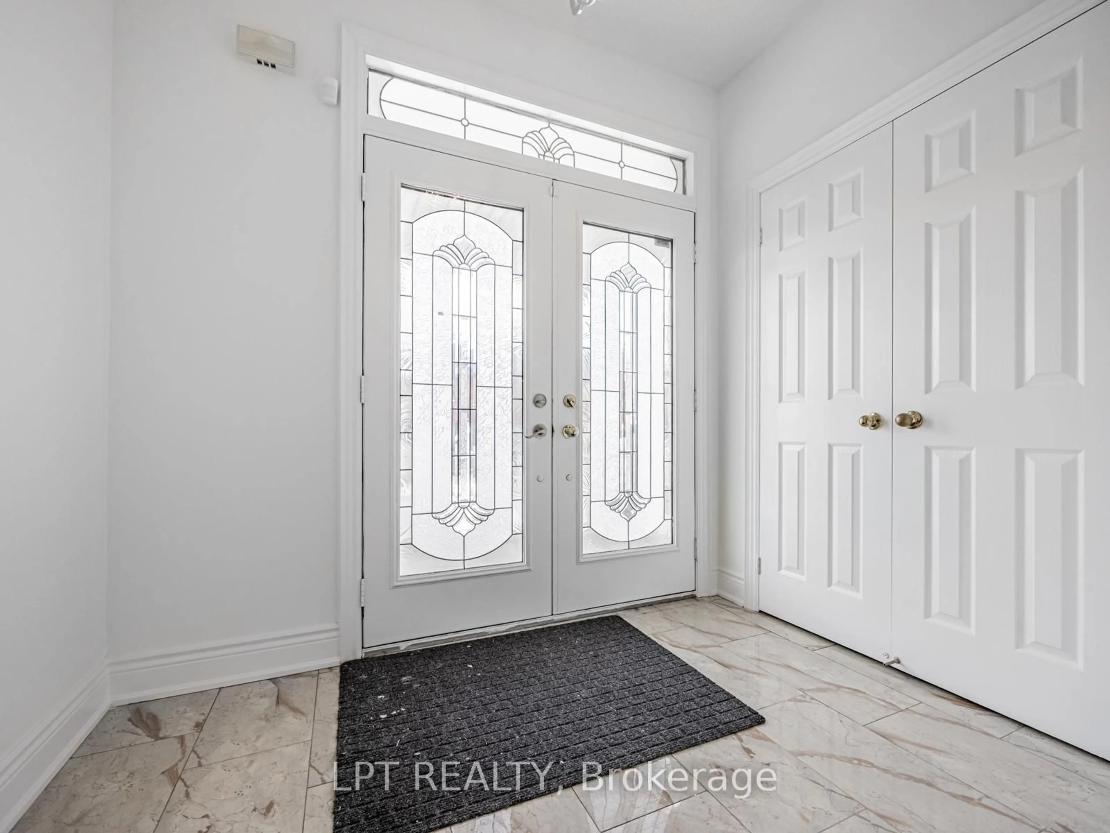 Indoor entryway for 7 Homeview Rd, Brampton Ontario L6R 2L9