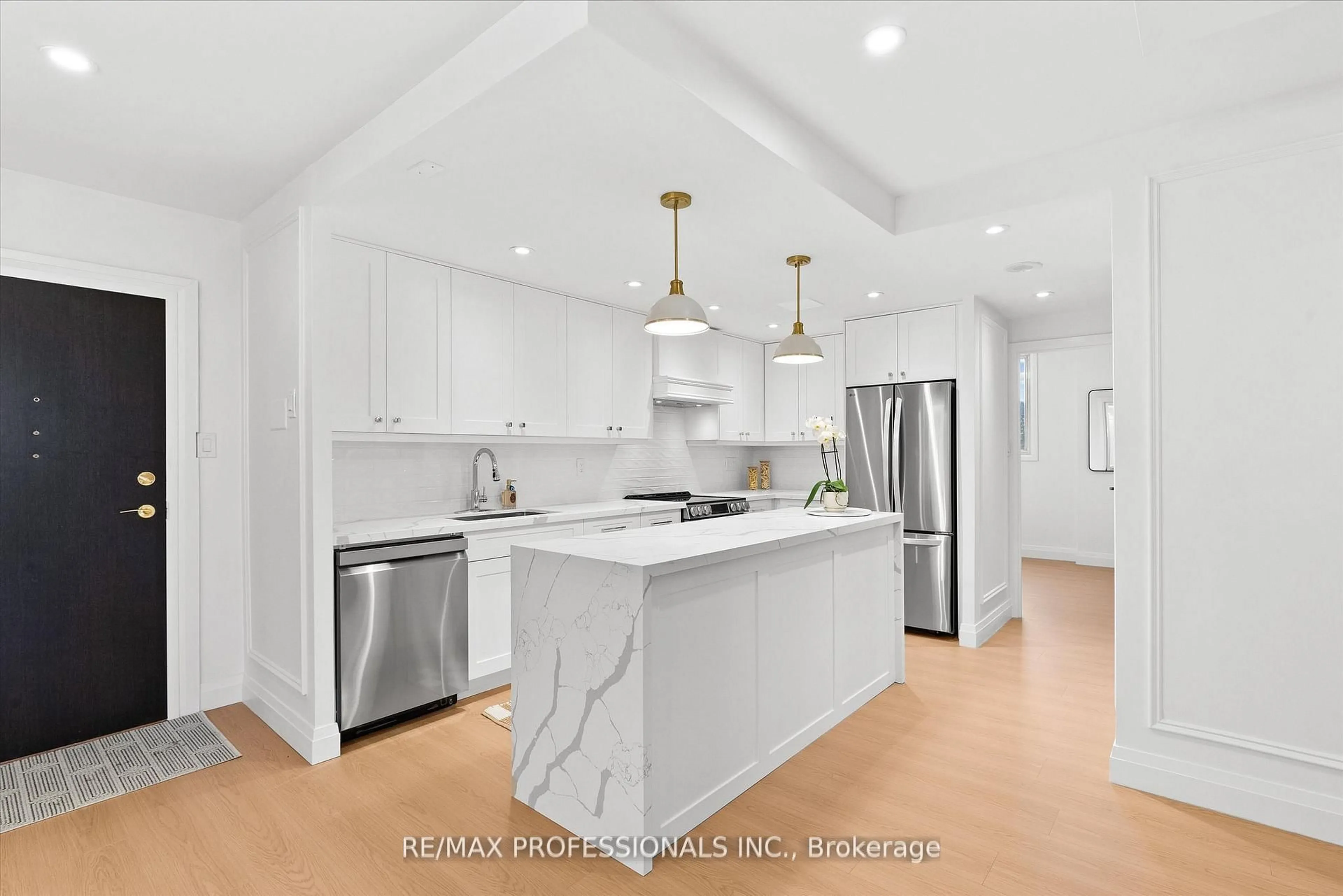 Open concept kitchen, ceramic/tile floor for 820 Burnhamthorpe Rd #508, Toronto Ontario M9C 4W2