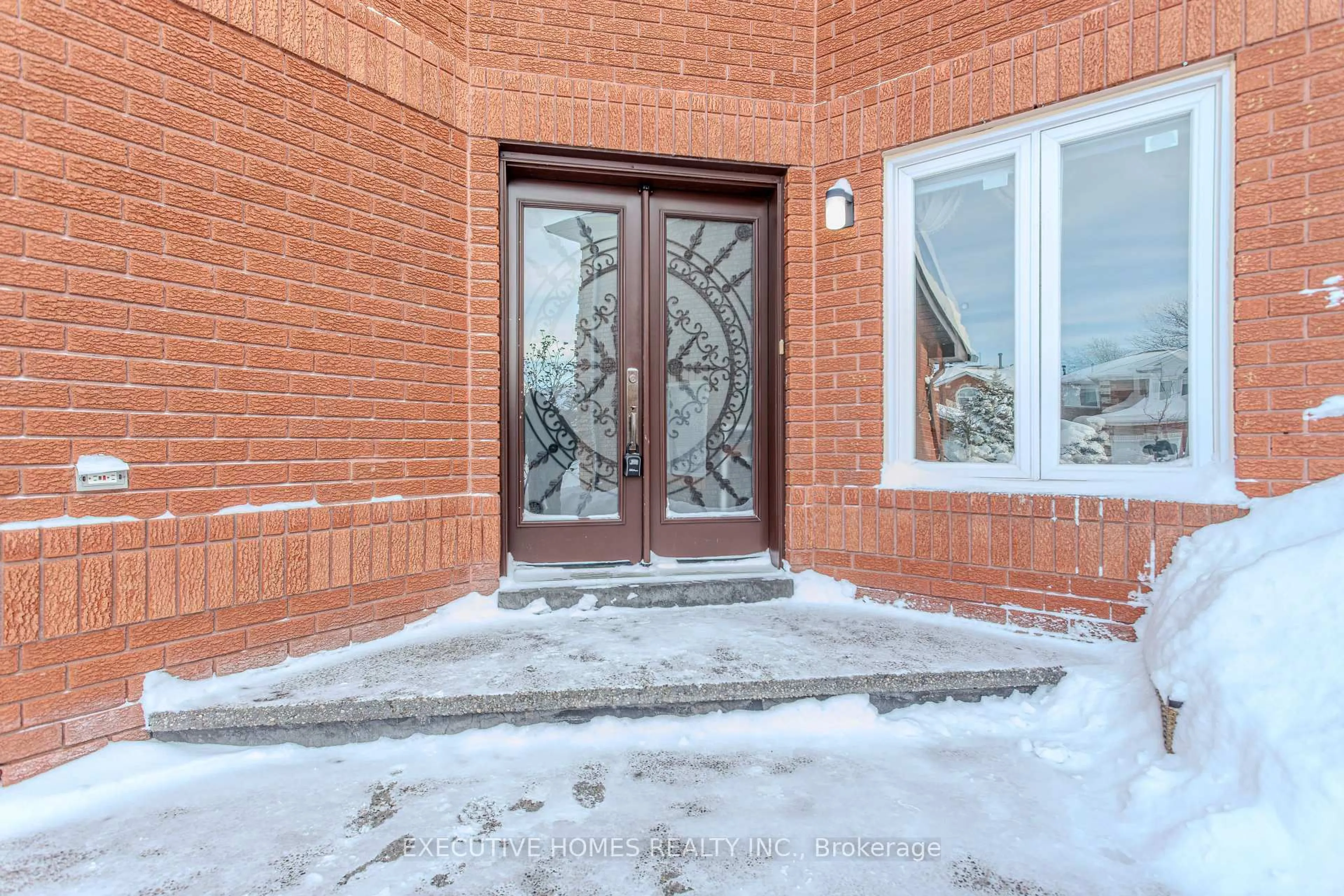 Indoor entryway for 1192 Dream Crest Rd, Mississauga Ontario L5V 1N7
