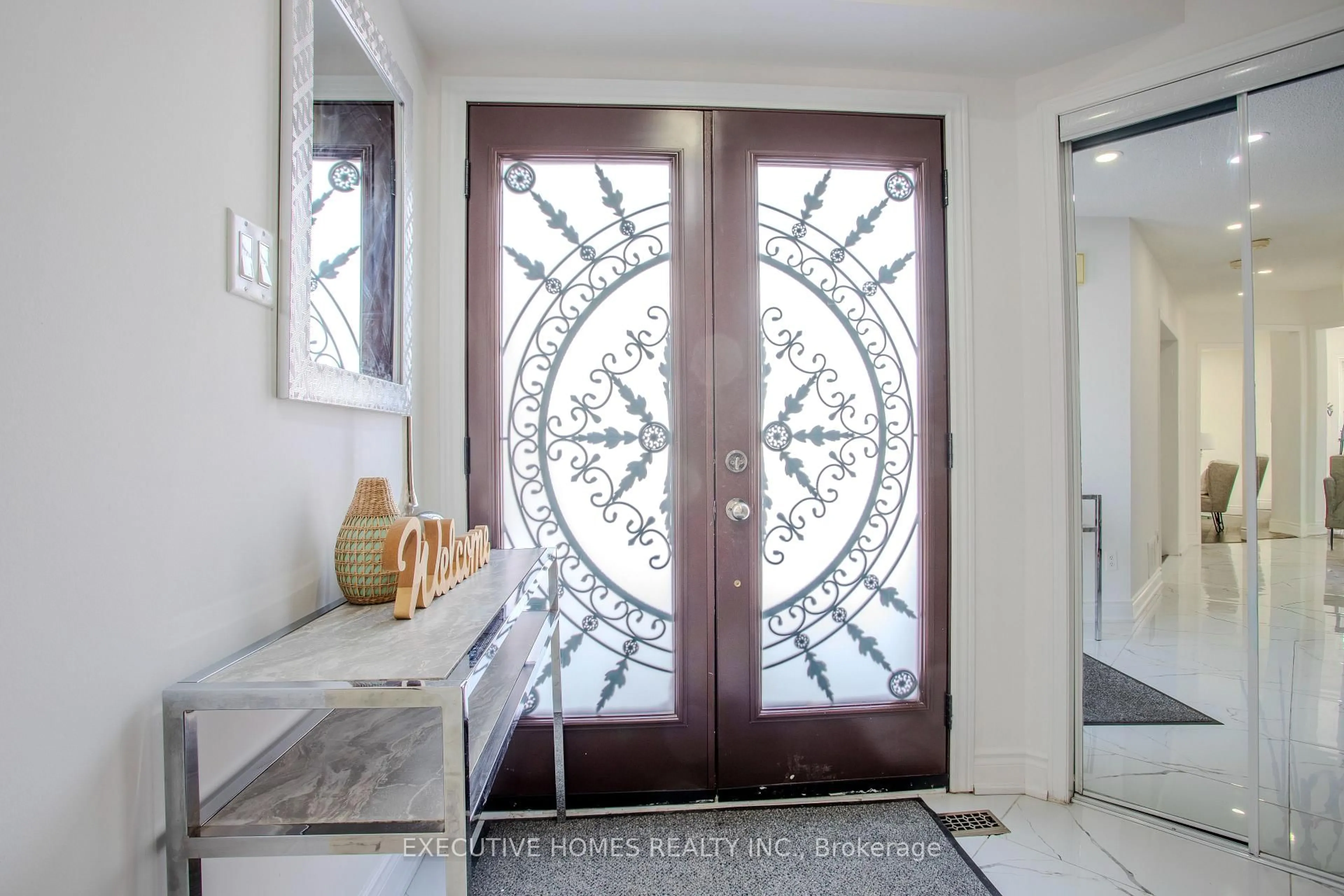 Indoor entryway for 1192 Dream Crest Rd, Mississauga Ontario L5V 1N7