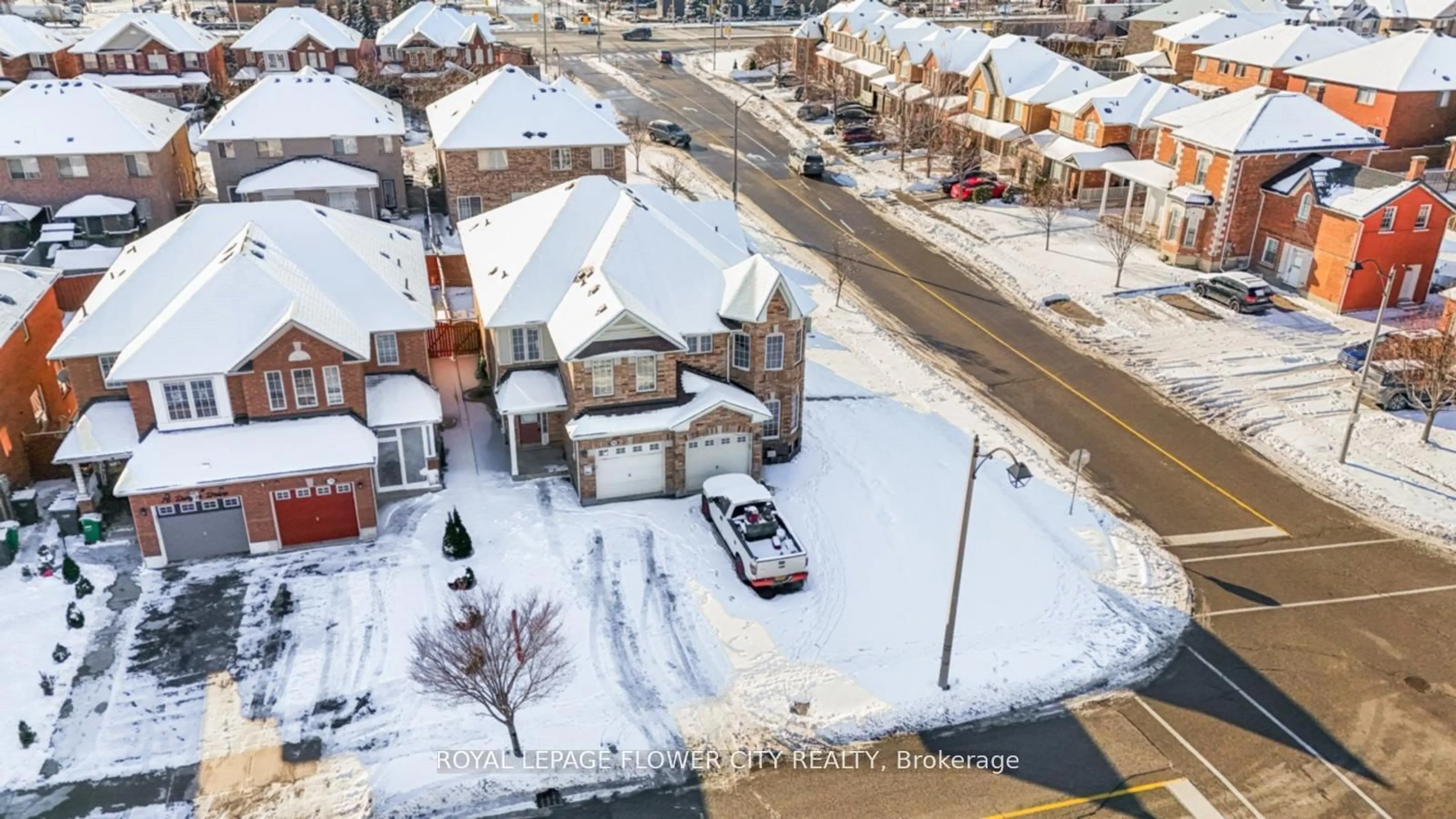 A pic from outside/outdoor area/front of a property/back of a property/a pic from drone, street for 80 Dwyer Dr, Brampton Ontario L6S 0B1