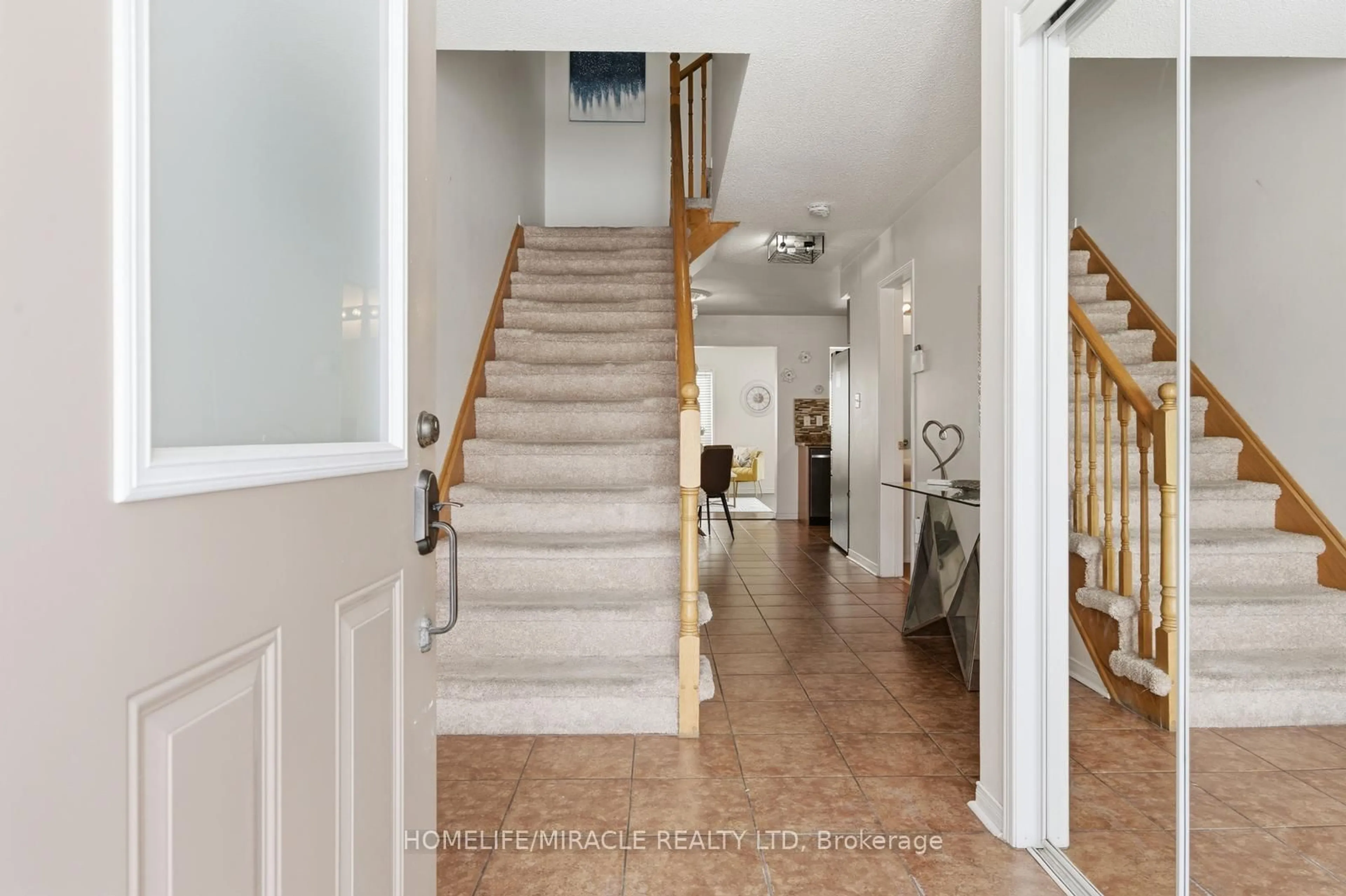 Indoor foyer for 99 Spicebush Terr, Brampton Ontario L6X 0J5