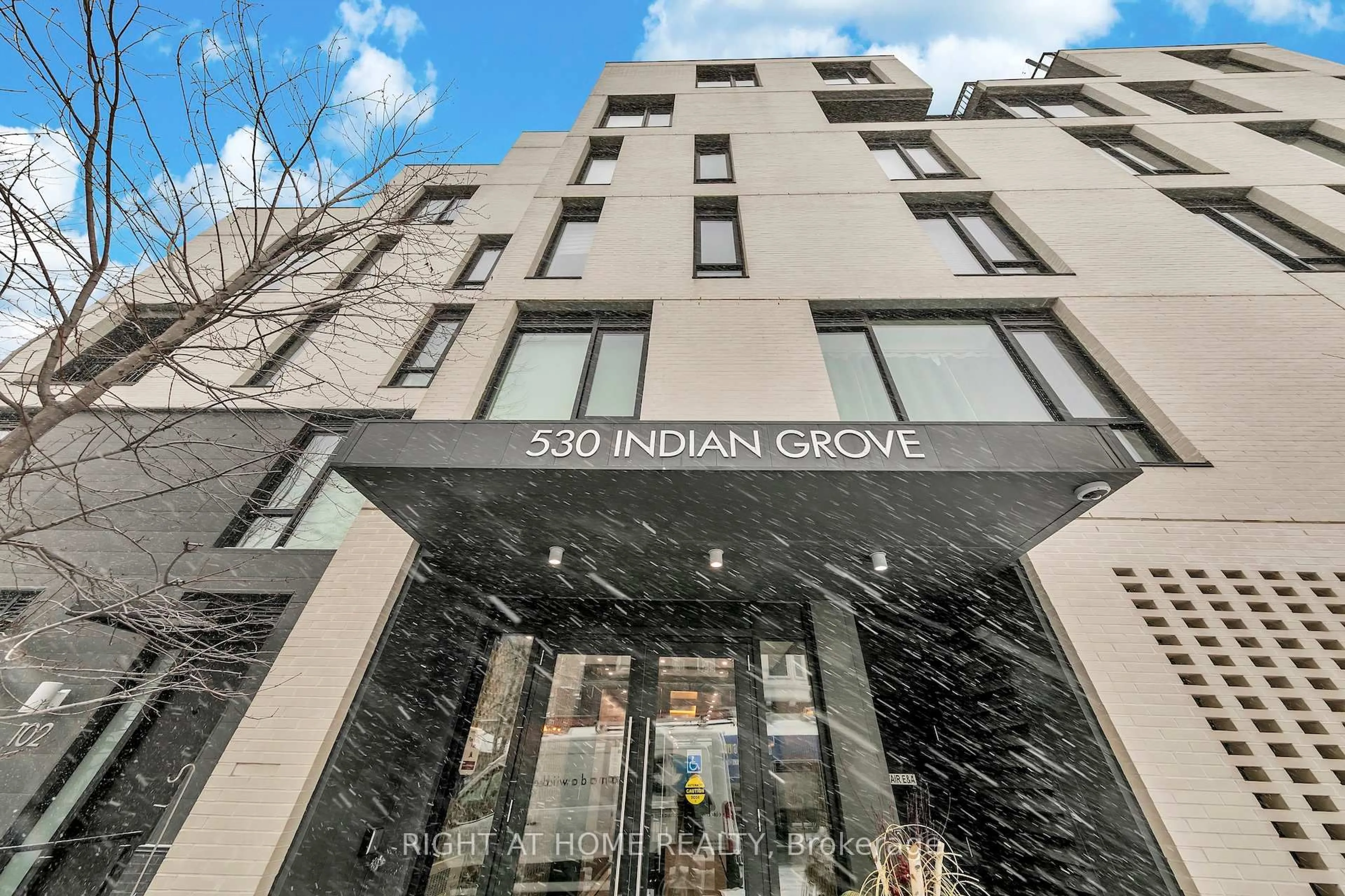 Indoor foyer for 530 Indian Grve #613, Toronto Ontario M6P 0B3