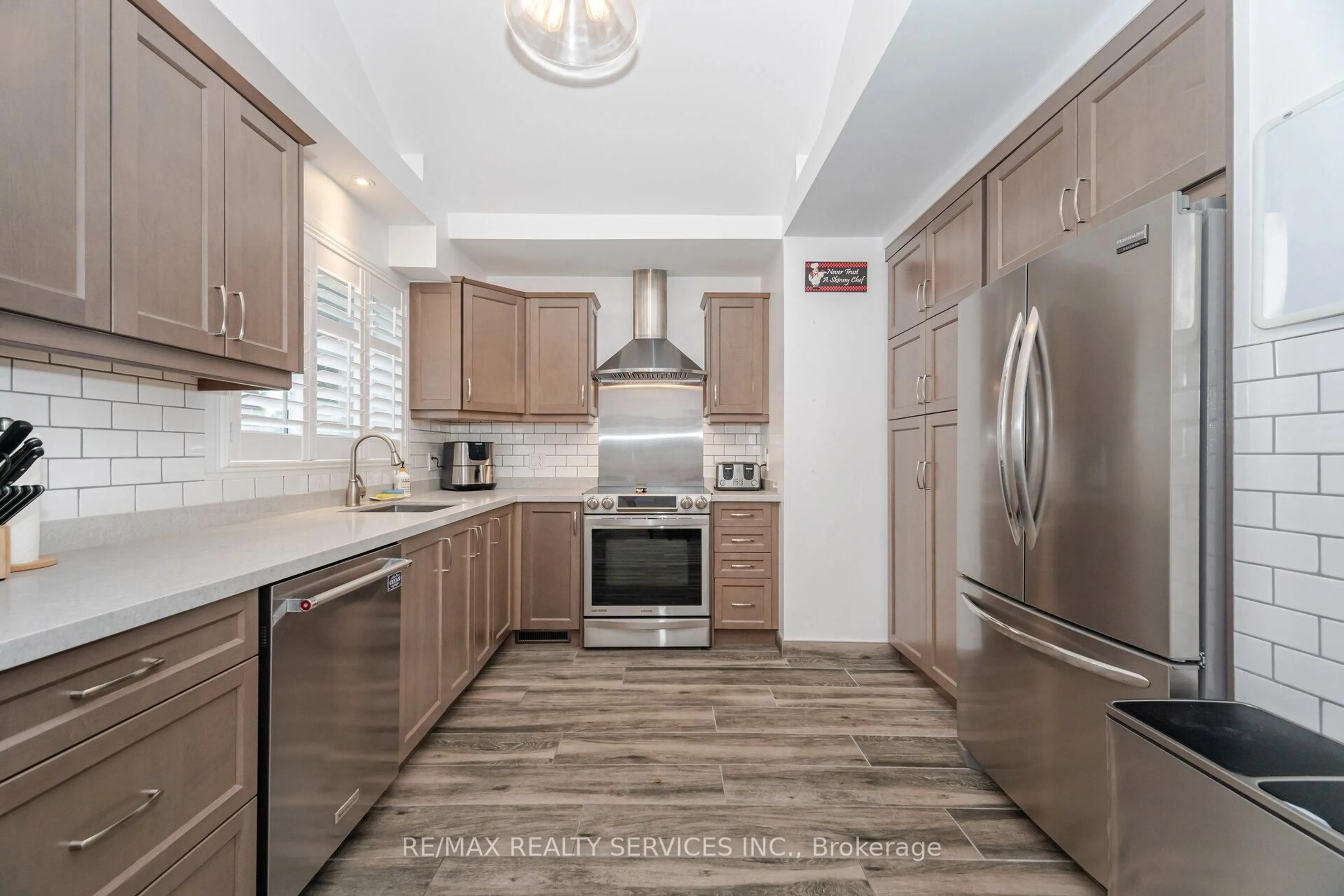 Standard kitchen, unknown for 234 Elizabeth St, Brampton Ontario L6Y 1S1