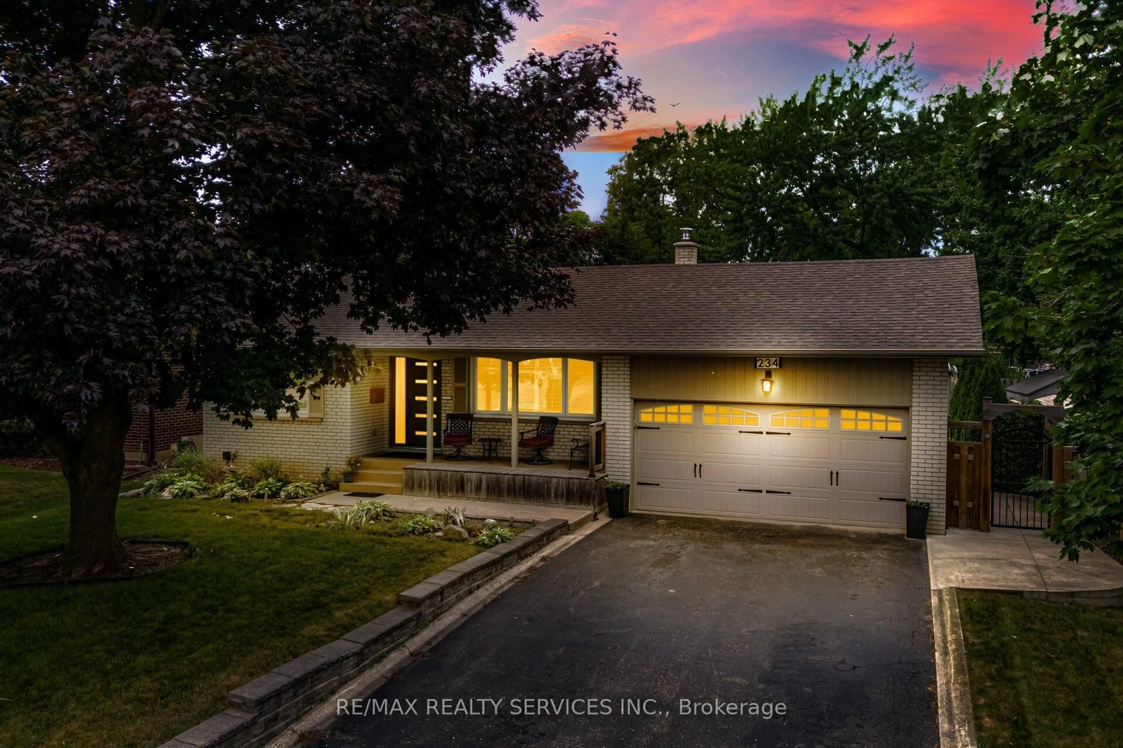 A pic from outside/outdoor area/front of a property/back of a property/a pic from drone, street for 234 Elizabeth St, Brampton Ontario L6Y 1S1