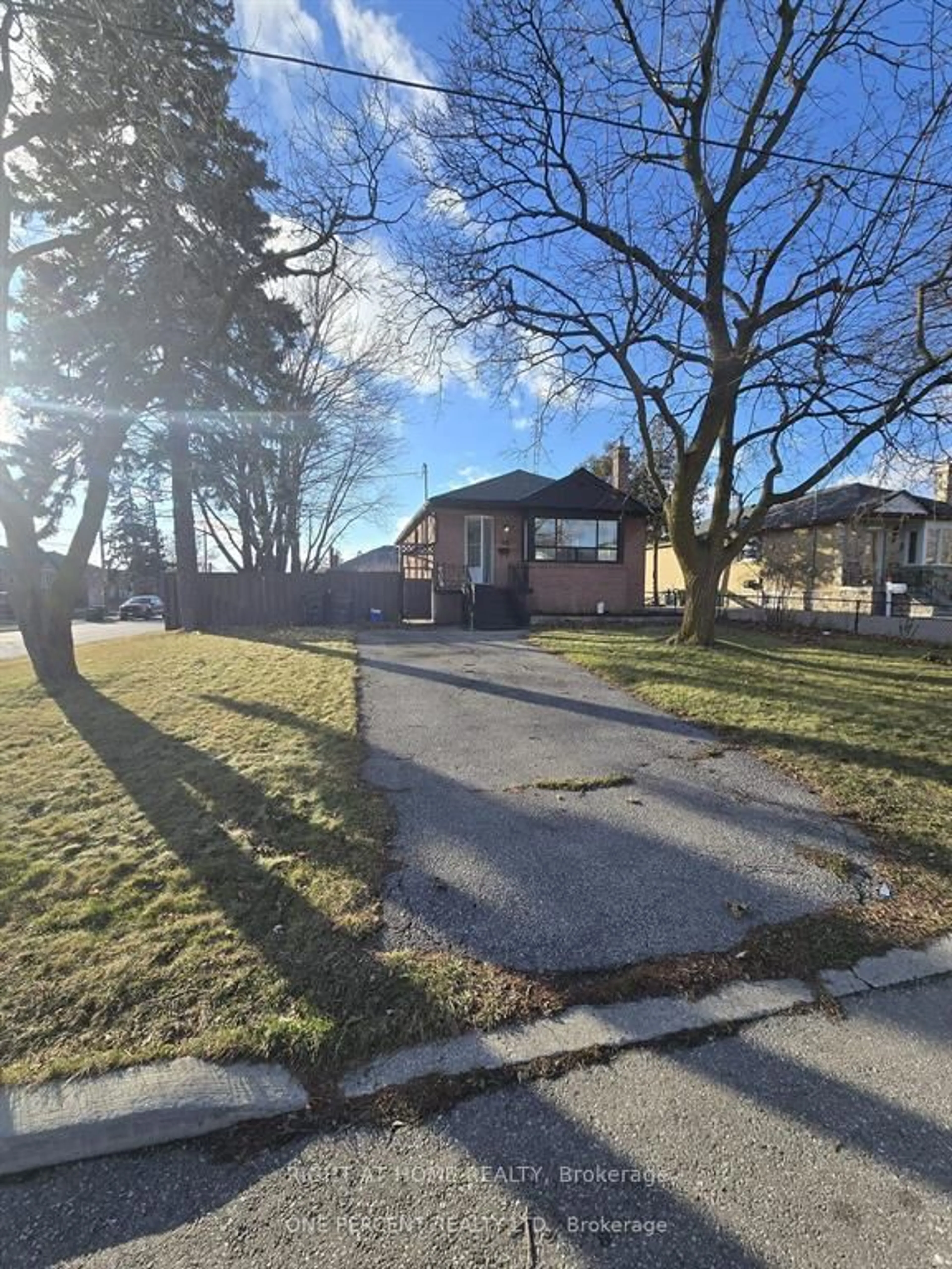 A pic from outside/outdoor area/front of a property/back of a property/a pic from drone, street for 70 Bunnell Cres, Toronto Ontario M3M 2C1
