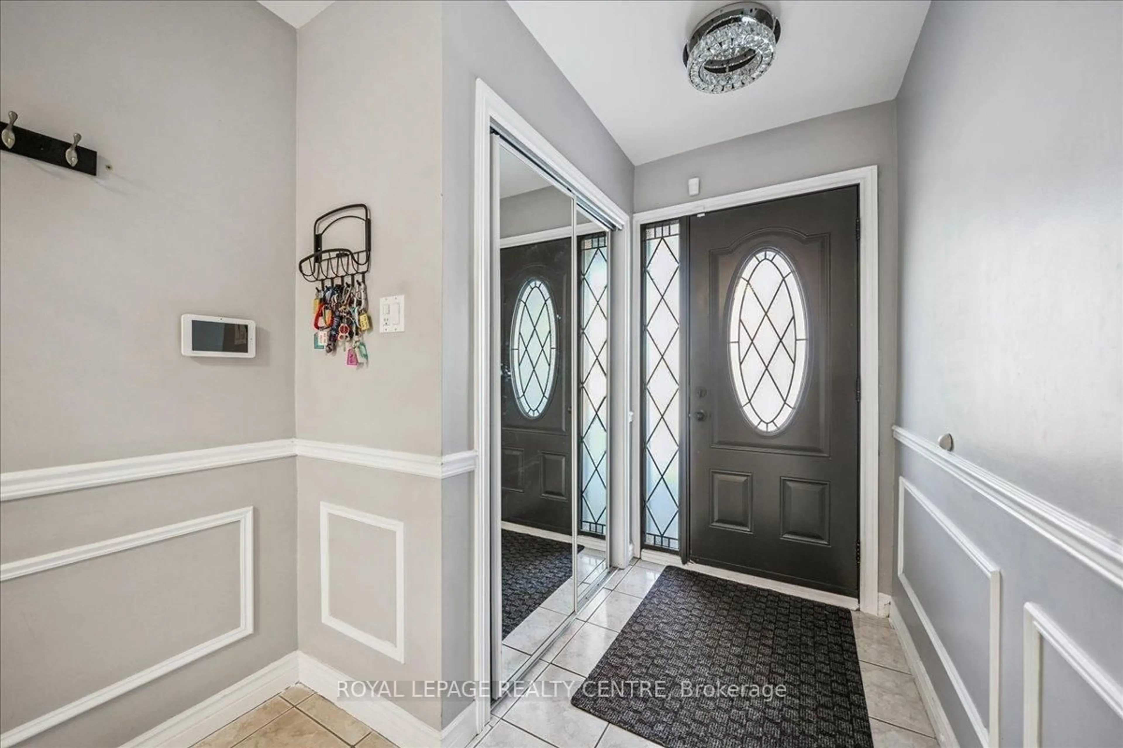 Indoor entryway for 21 Pylon Pl, Toronto Ontario M9W 2P3