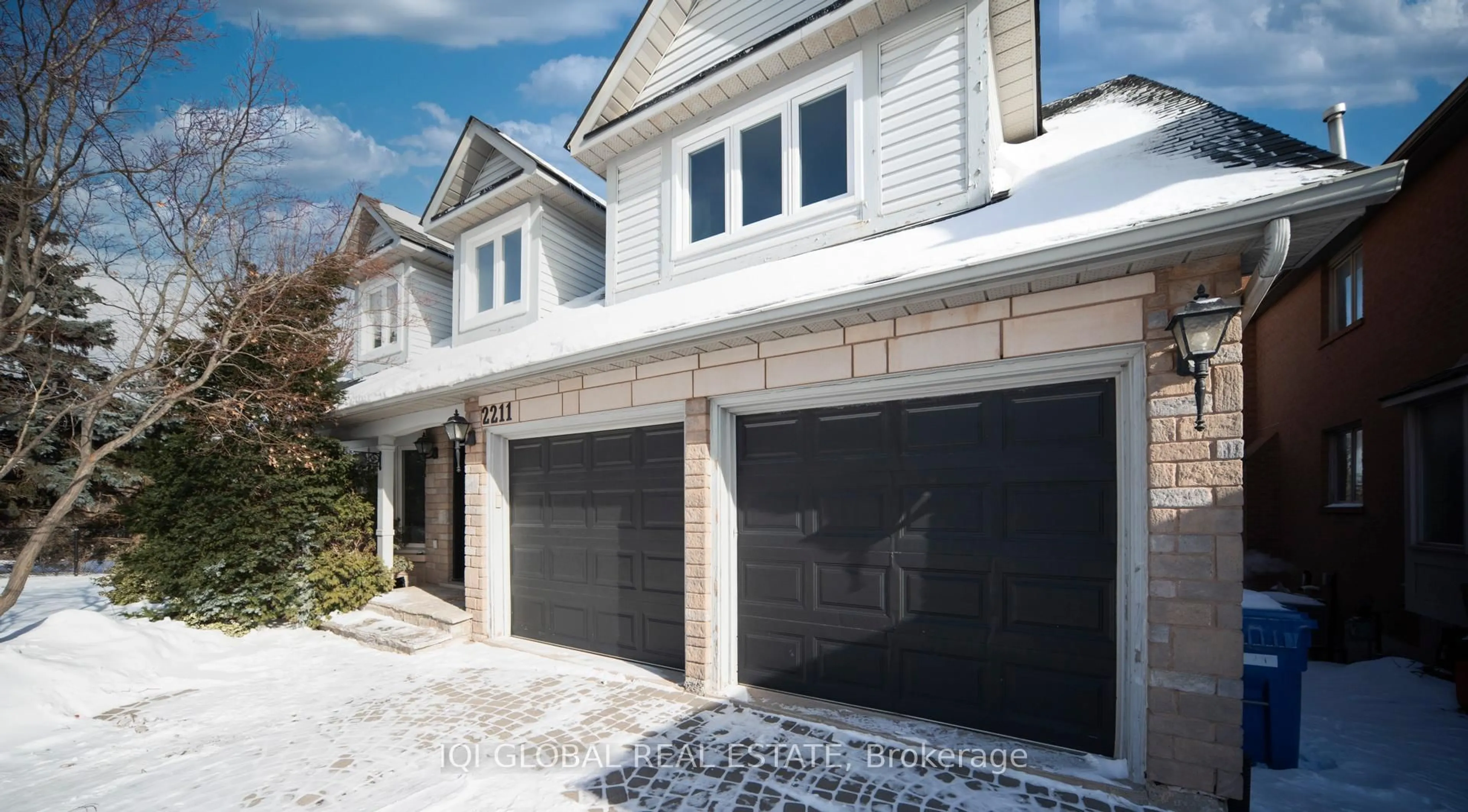 Indoor garage for 2211 Rockingham Dr, Oakville Ontario L6H 6E8