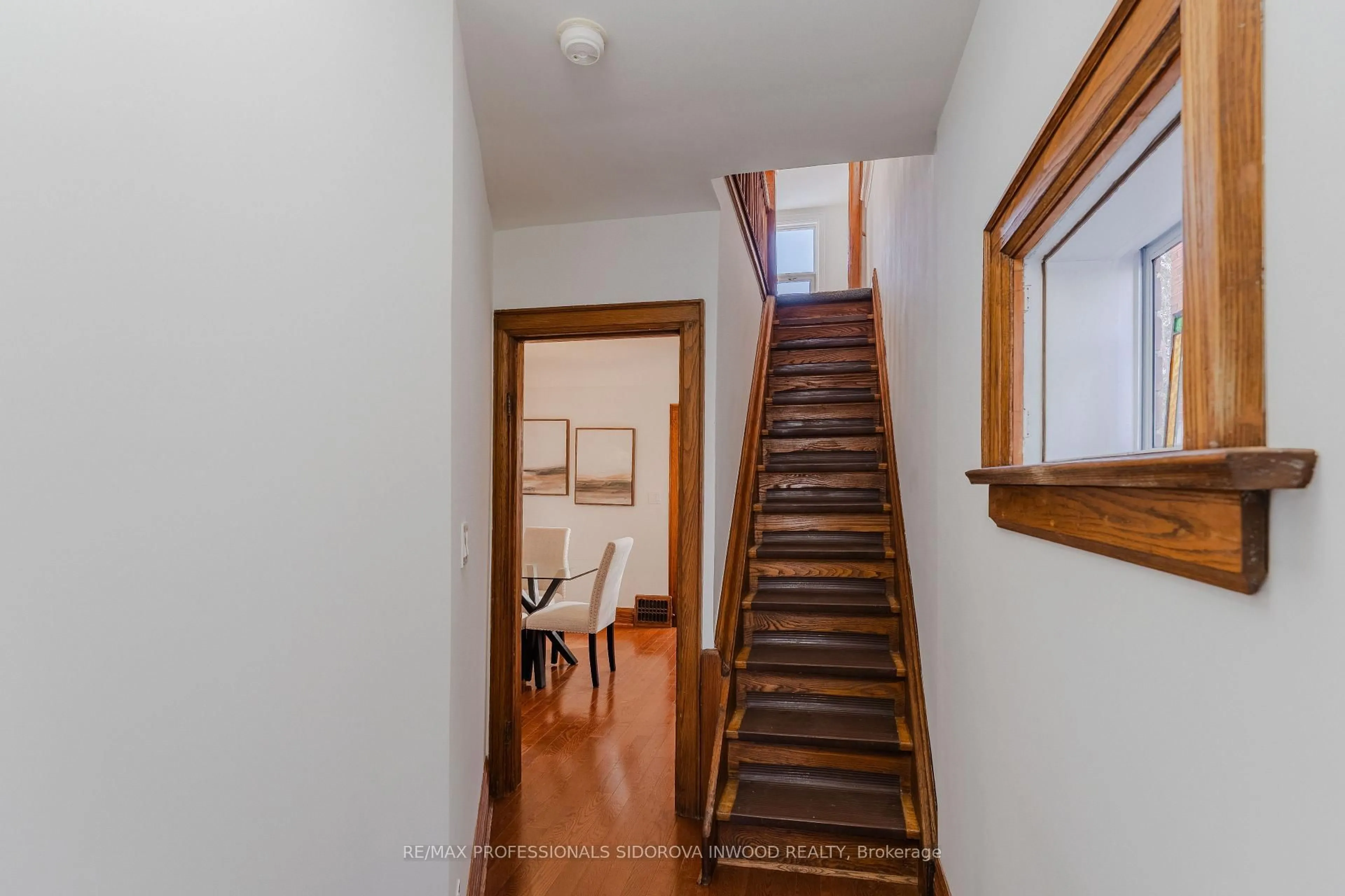 Indoor foyer for 11 Winfield Ave, Toronto Ontario M6S 2J7