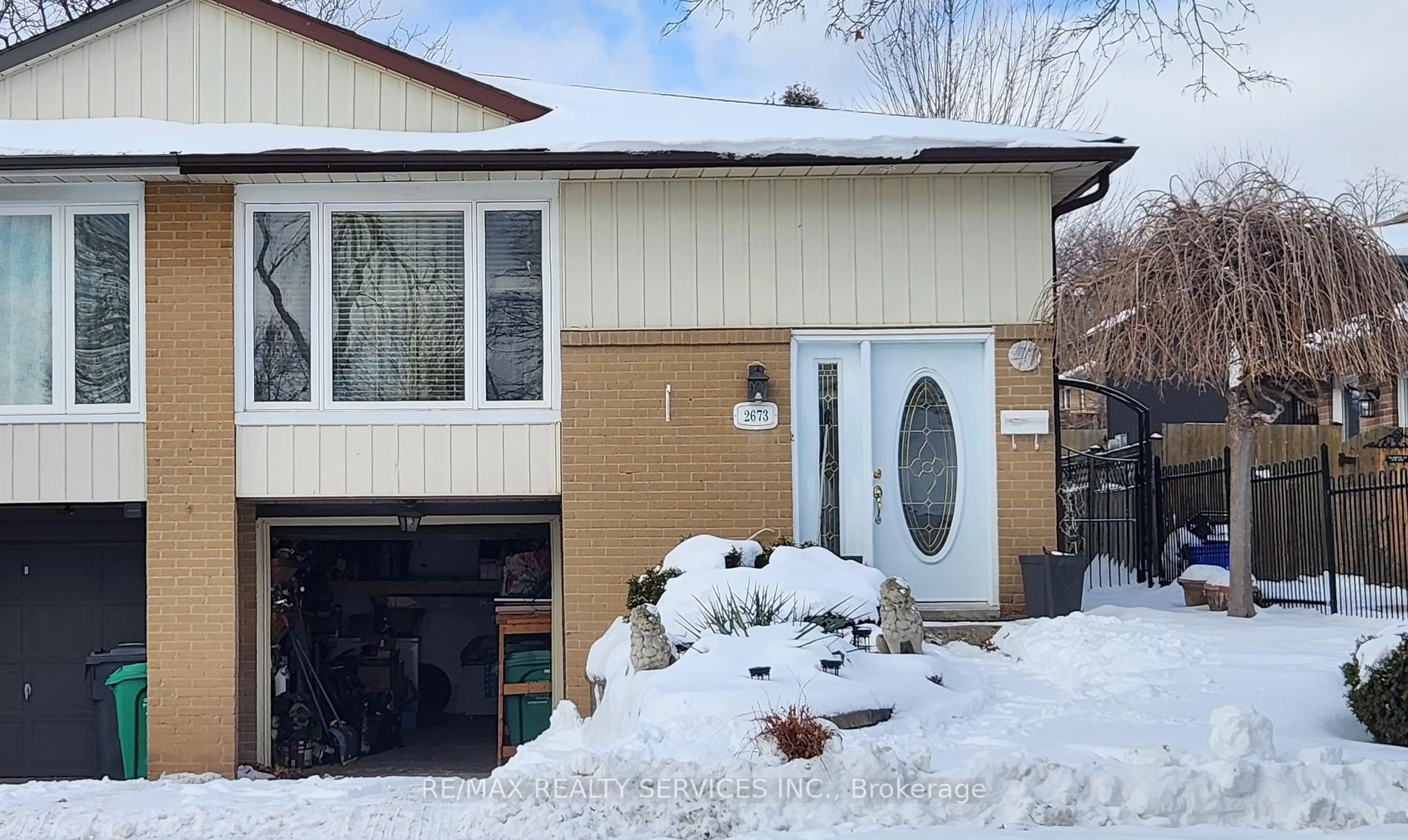 Home with vinyl exterior material, street for 2673 Lundene Rd, Mississauga Ontario L5J 3Y8