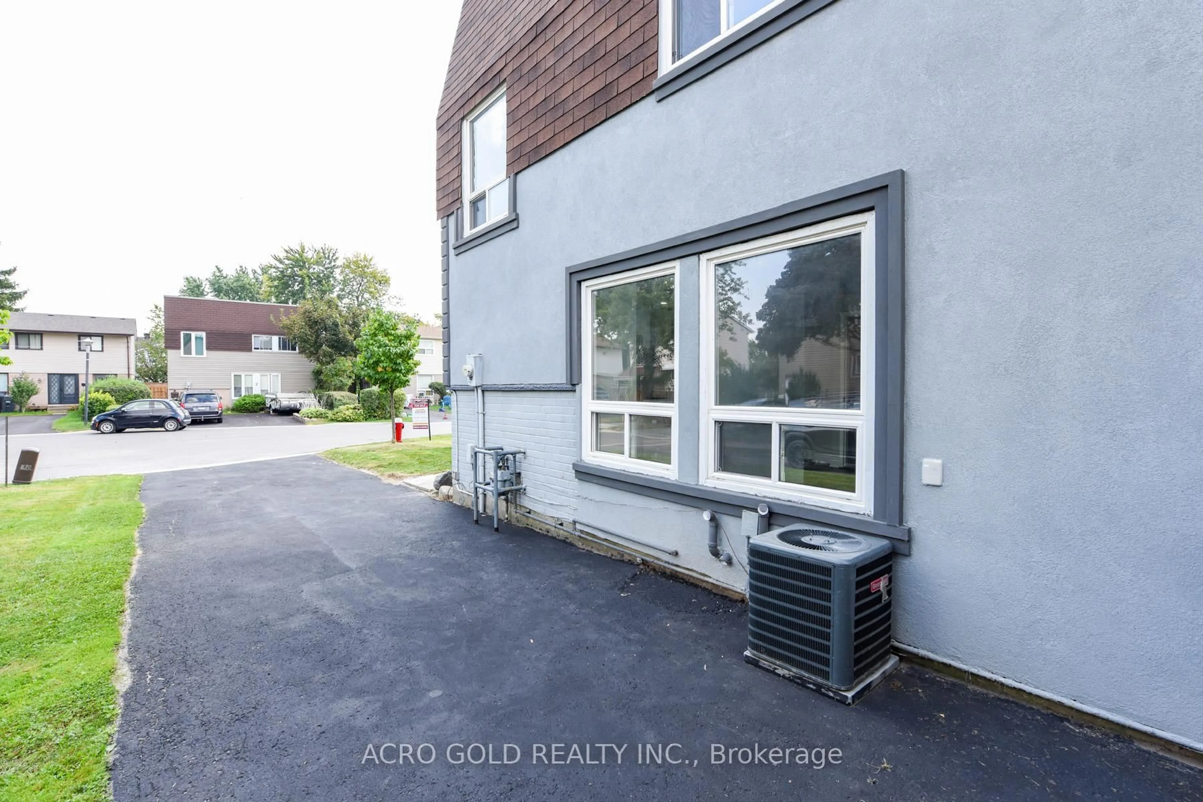 A pic from outside/outdoor area/front of a property/back of a property/a pic from drone, street for 14 Hayden Crt, Brampton Ontario L6S 1Y3