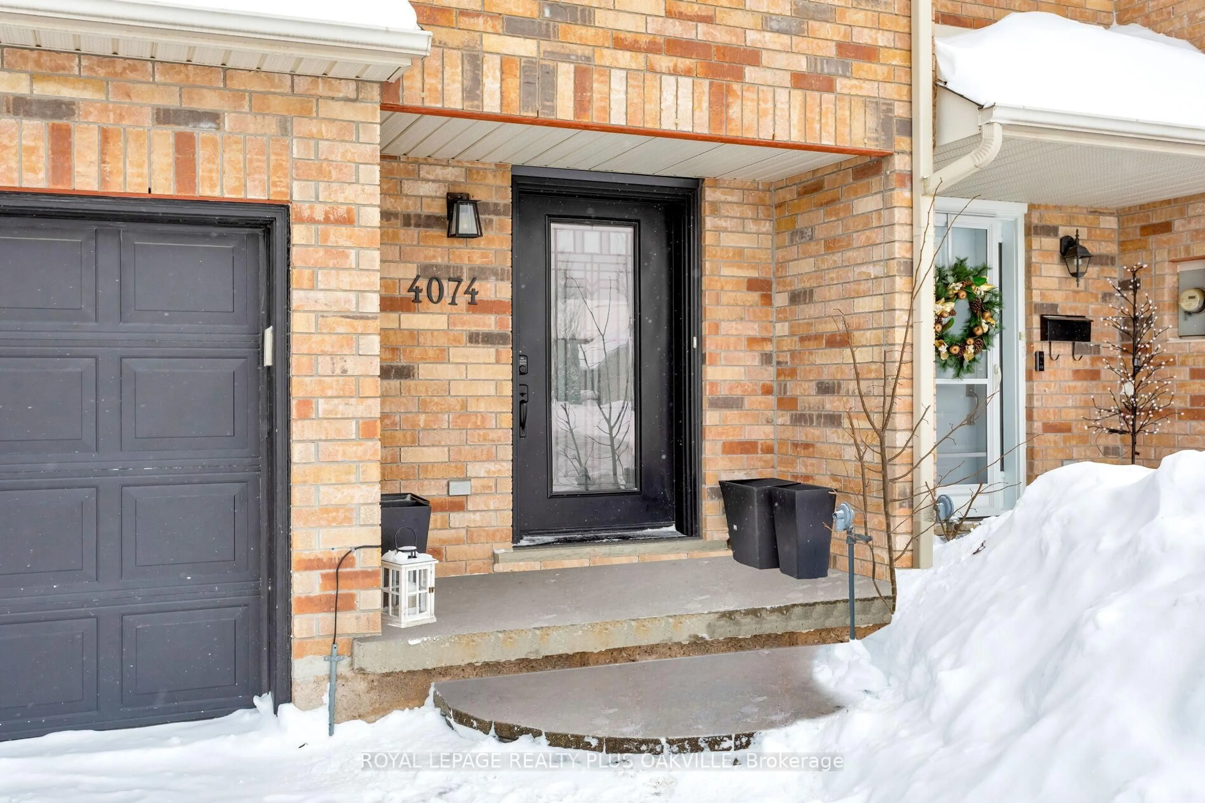Indoor entryway for 4074 Kryzan Dr, Burlington Ontario L7M 4Z4