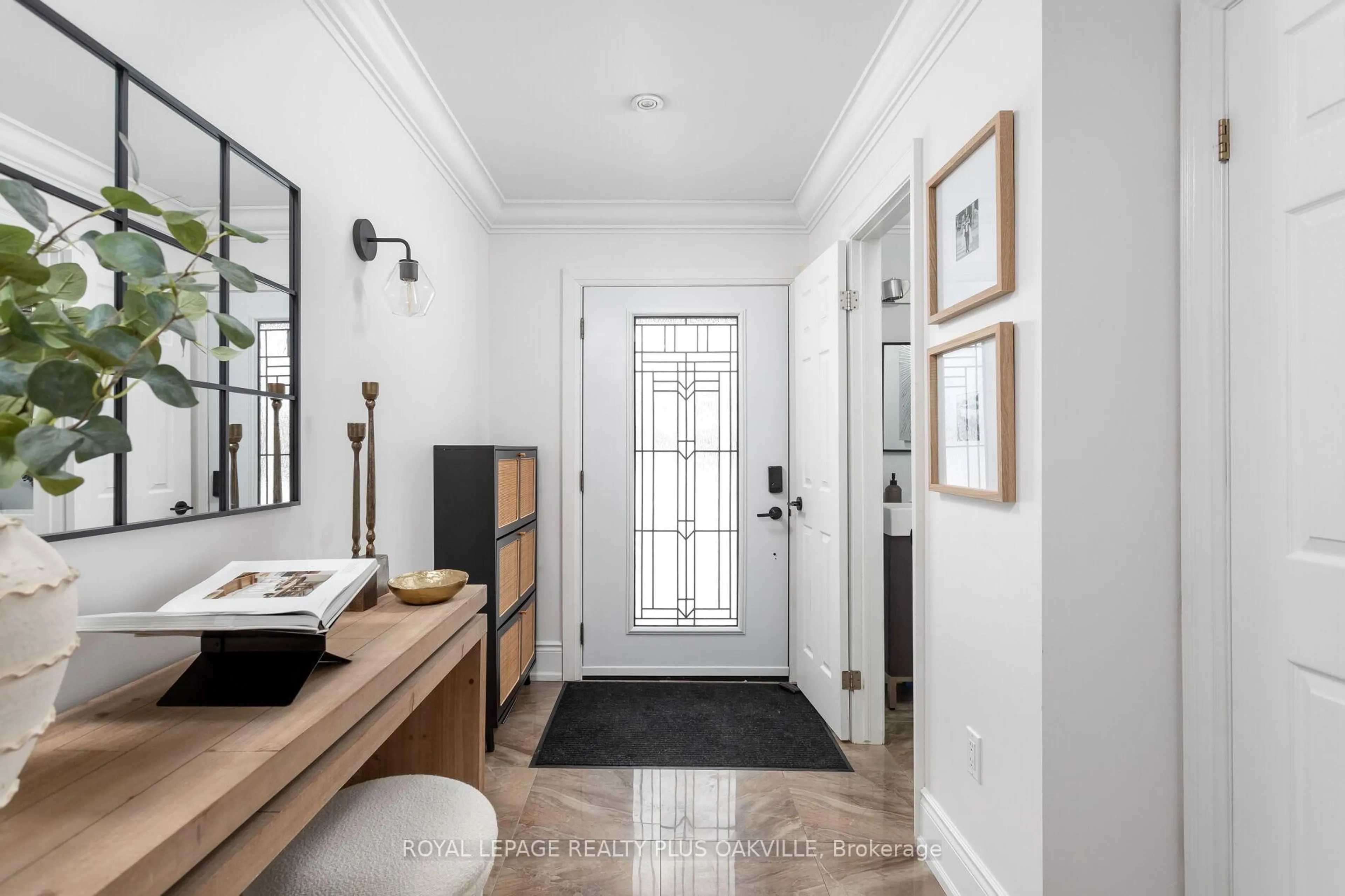 Indoor entryway for 4074 Kryzan Dr, Burlington Ontario L7M 4Z4