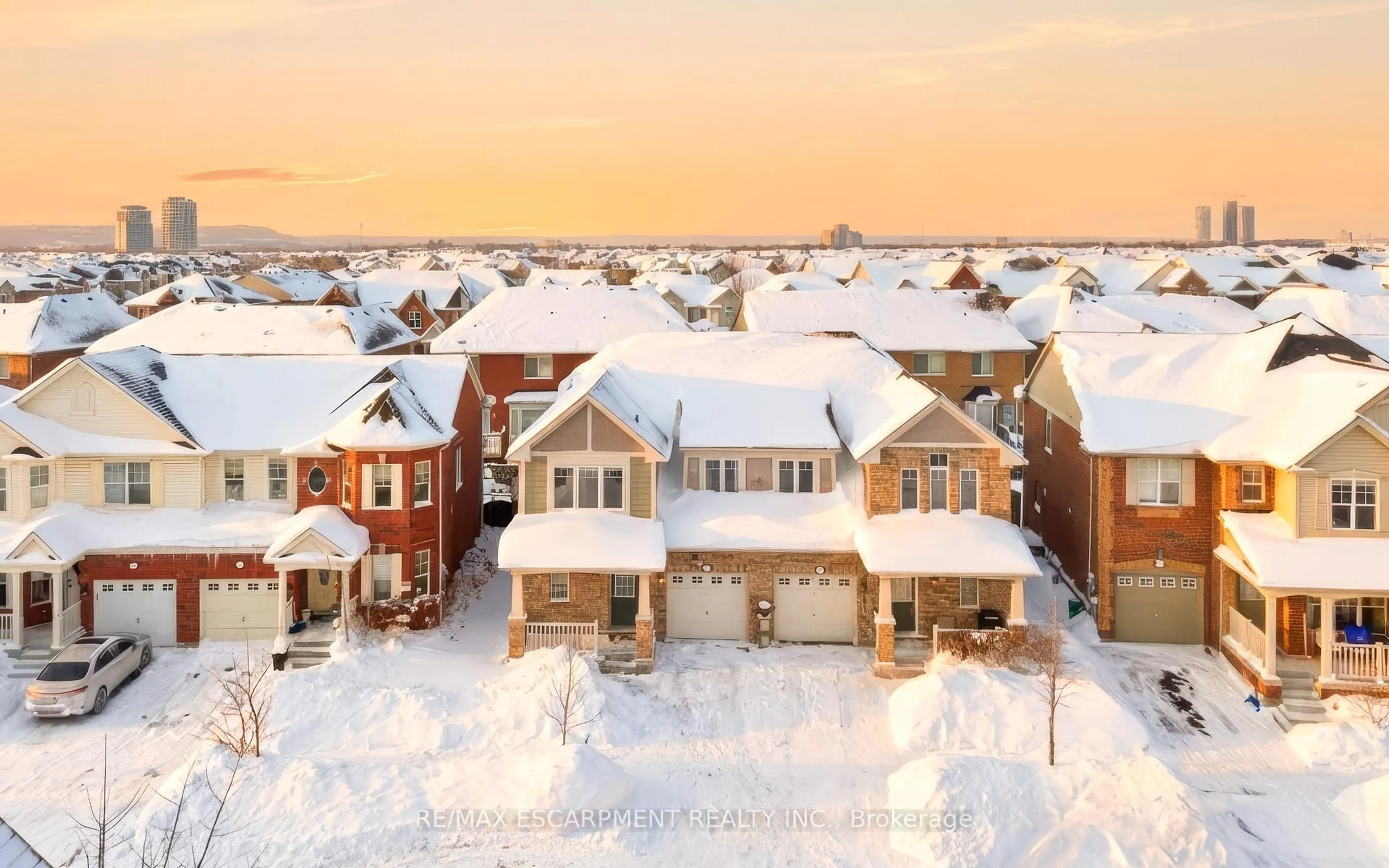 A pic from outside/outdoor area/front of a property/back of a property/a pic from drone, street for 911 Zelinsky Cres, Milton Ontario L9T 0L5